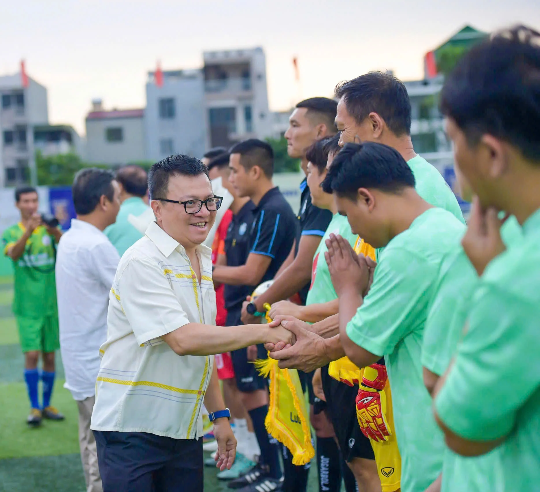 Ông Lê Quốc Minh - Ủy viên Trung ương Đảng, Tổng Biên tập Báo Nhân dân, Phó Trưởng ban Tuyên giáo và Dân vận Trung ương, Chủ tịch Hội Nhà báo Việt Nam, Trưởng Ban Chỉ đạo Press Cup 2025 tặng hoa và cờ lưu niệm cho cầu thủ 2 đội bóng