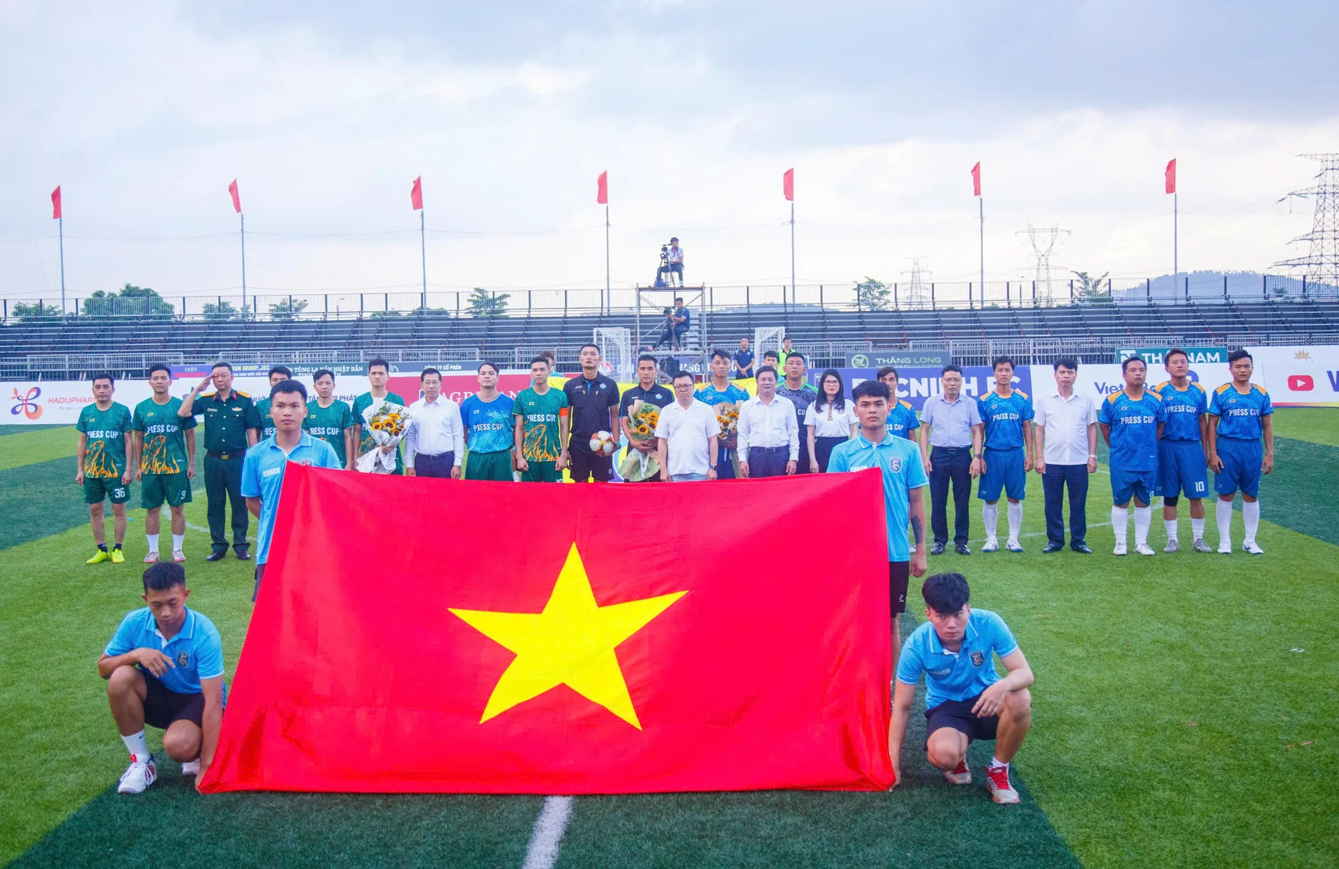Các đại biểu xuống sân tặng hoa chúc mừng 2 đội bóng xuất sắc nhất Press Cup 2025