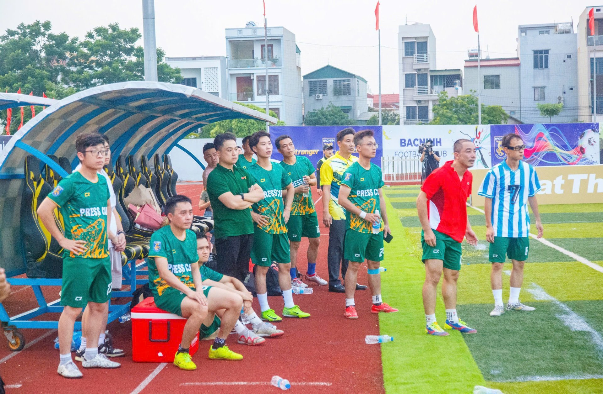 Bên ngoài trận đấu, các cầu thủ 'đứng ngồi không yên' để theo dõi và cổ vũ cho đồng đội của mình