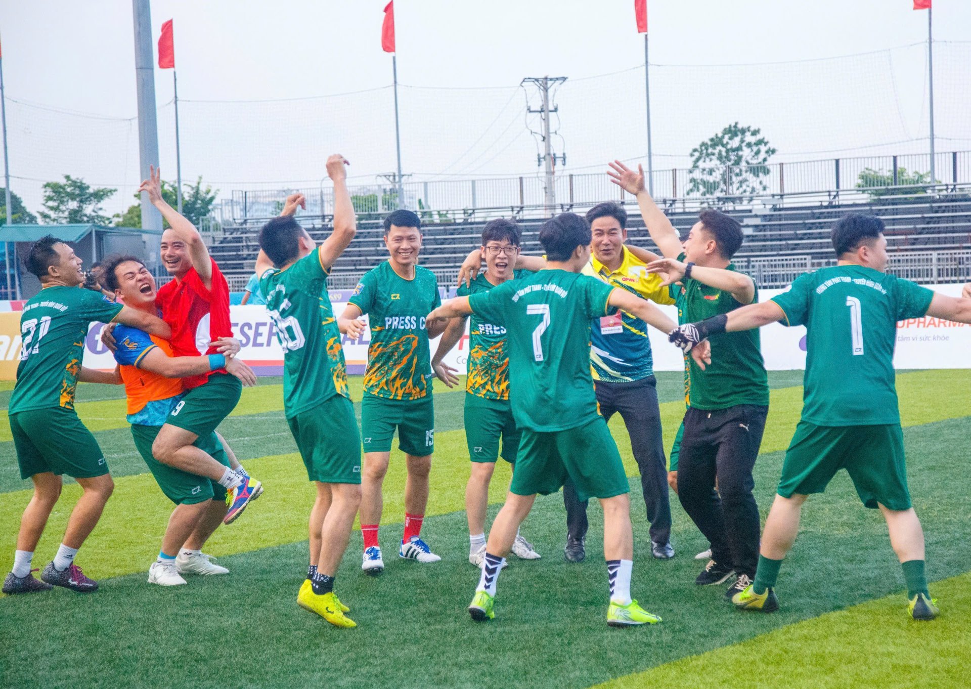Niềm hạnh phúc, vui sướng của FC Trung tâm Phát thanh - Truyền hình Quân đội khi tiếng còi kết thúc trận đấu vang lên và họ chính thức trở thành tân vương Press Cup 2025