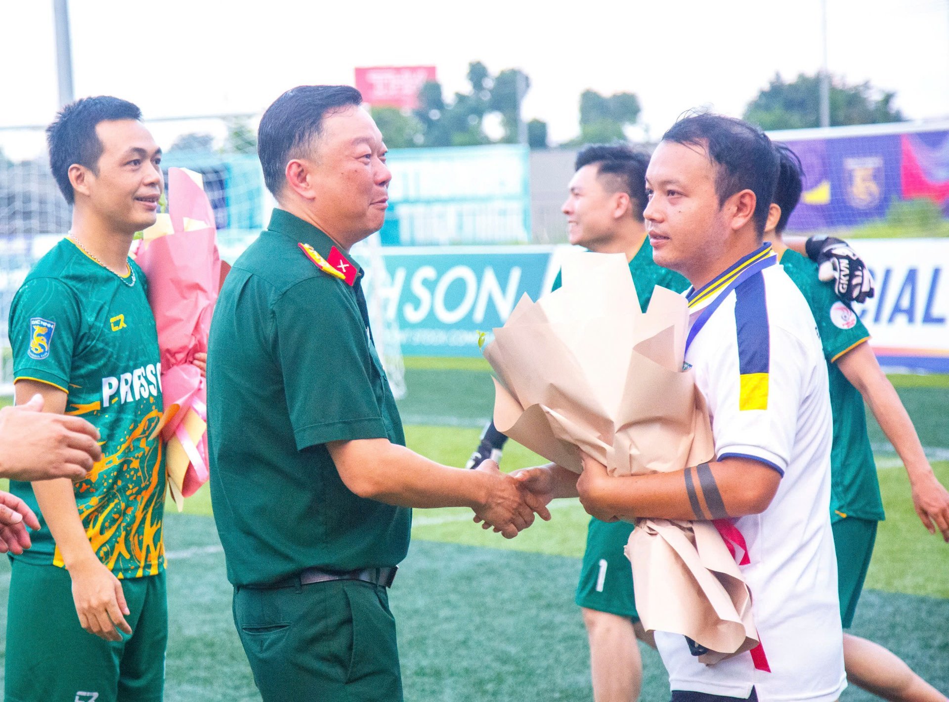 Thượng tá Nguyễn Hoài Nam - Bí thư Đảng ủy, Phó giám đốc Trung tâm Phát thanh - Truyền hình Quân đội chúc mừng Đài Truyền hình TP.HCM sau khi kết thúc trận chung kết Press Cup 2025