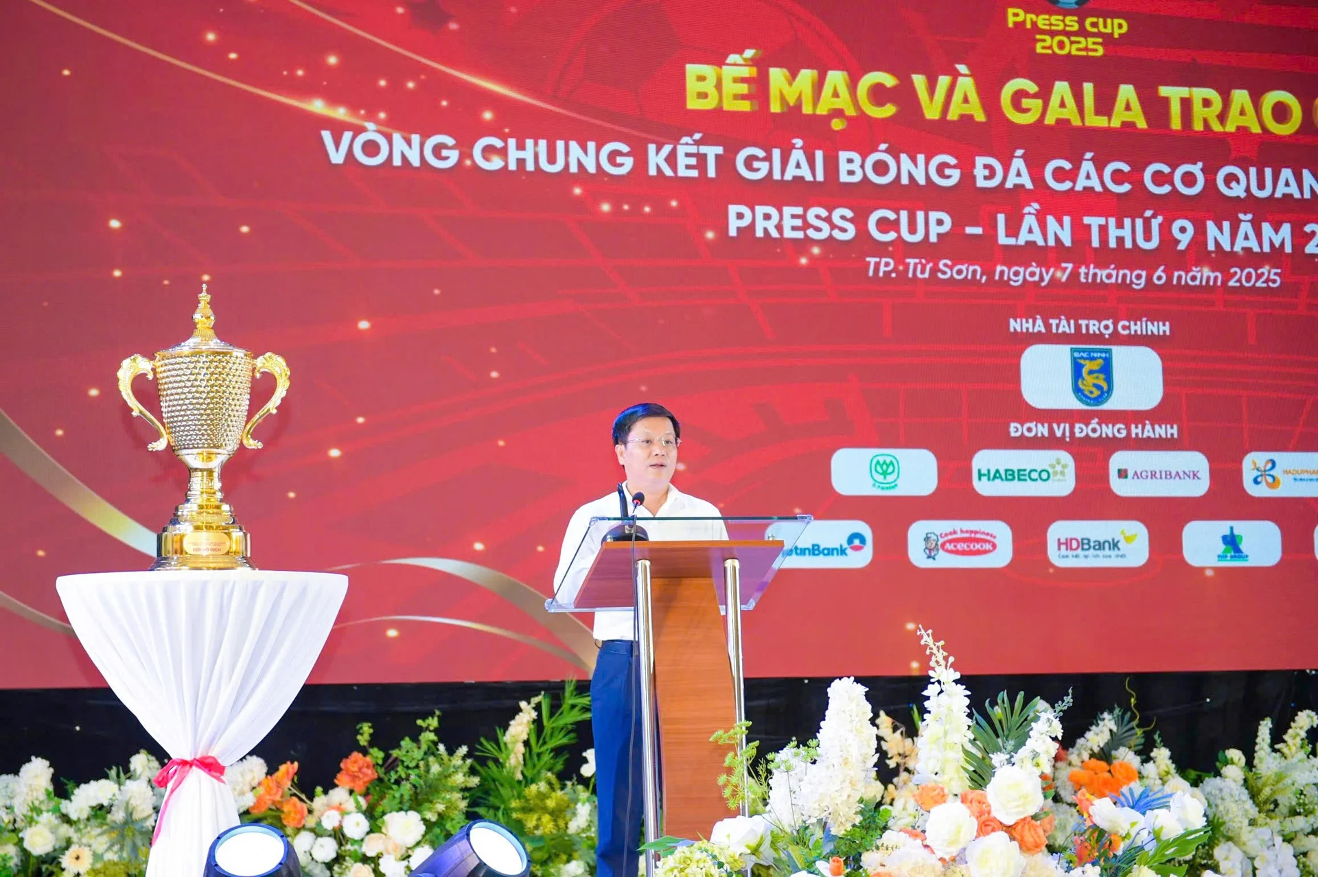 Nhà báo Hồ Minh Chiến - Tổng biên tập Tạp chí Gia đình Việt Nam, Trưởng Ban Tổ chức Press Cup 2025 gửi lời cảm ơn tới Tỉnh ủy Bắc Ninh, UBND tỉnh Bắc Ninh, Thành ủy, HĐND, UBND TP. Từ Sơn, CLB bóng đá Bắc Ninh cùng các sở, ban, ngành, cơ quan, đơn vị của tỉnh Bắc Ninh và TP. Từ Sơn đã quan tâm đồng hành, hỗ trợ, tạo điều kiện về nhiều mặt để Press Cup lần thứ 9 diễn ra thành công tốt đẹp.