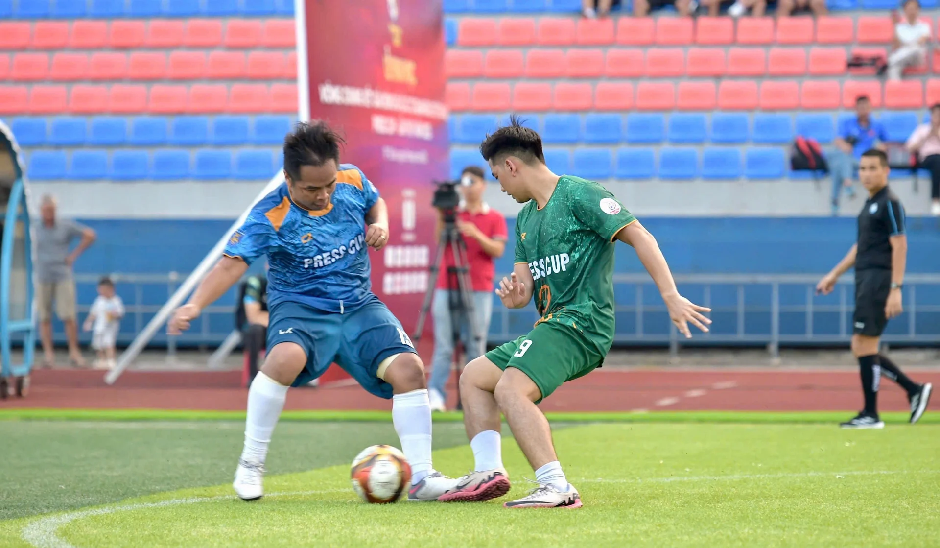 Do là đối thủ từng chạm trán tại vòng bảng nên cả FC Đài Truyền hình TP. HCM (áo xanh dương) và FC Trung tâm Phát thanh - Truyền hình Quân đội (áo xanh lá) đã nghiên cứu rất kỹ đối thủ để đưa ra chiến thuật phù hợp.