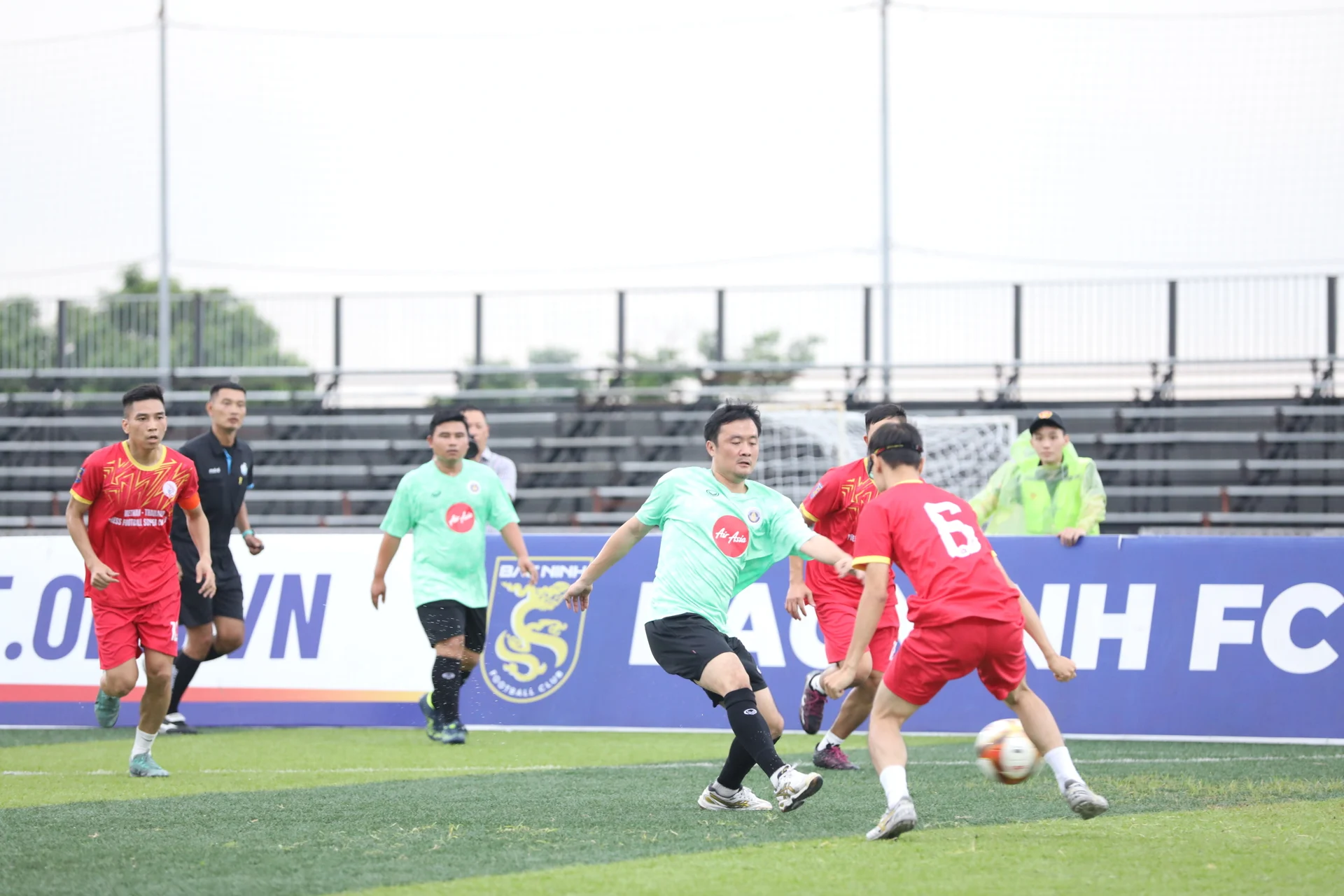 FC Liên đoàn Báo chí Thái Lan (áo xanh) là đội ghi bàn mở tỷ số cho trận đấu