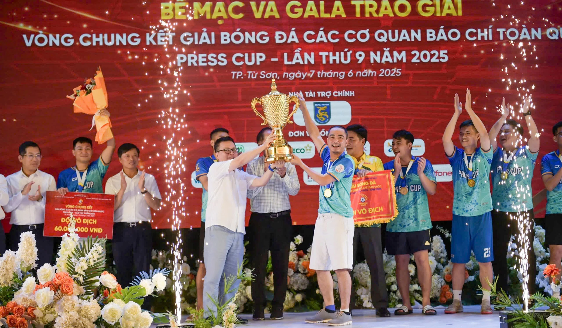 Ông Lê Quốc Minh - Ủy viên Trung ương Đảng, Tổng Biên tập Báo Nhân dân, Phó Trưởng ban Tuyên giáo và Dân vận Trung ương, Chủ tịch Hội Nhà báo Việt Nam, Trưởng Ban Chỉ đạo Press Cup 2025 và ông Nakorn Veerapravati - Chủ tịch Liên đoàn Nhà báo Thái Lan (CTJ) trao cúp vô địch cho FC Trung tâm Phát thanh - Truyền hình Quân đội.