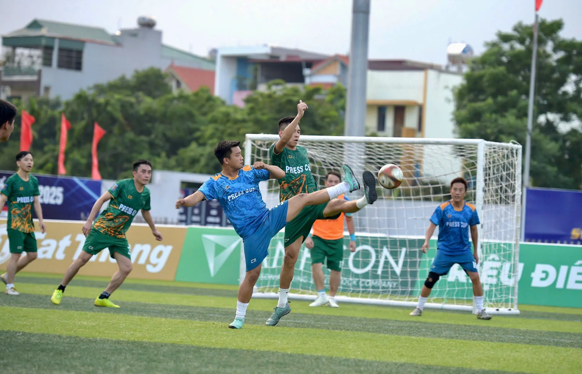 Nhiều cơ hội nguy hiểm được FC Trung tâm Phát thanh - Truyền hình Quân đội tạo ra trước khung thành FC Đài Truyền hình TP. HCM (HTV)