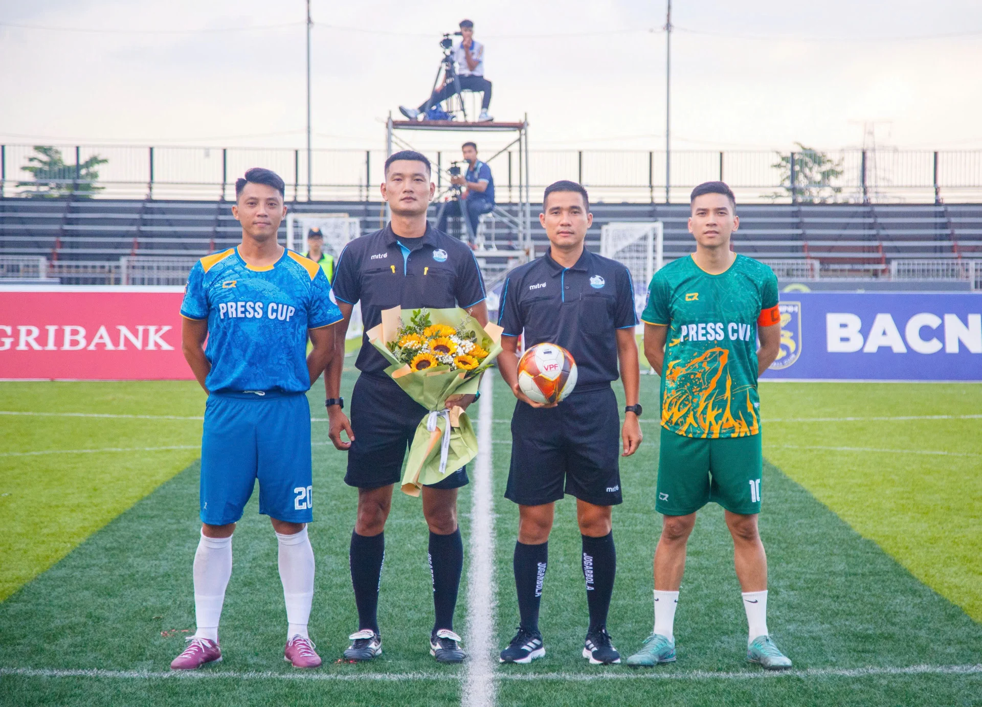 2 đội bóng ra sân với tinh thần quyết tâm để giành chức vô địch Press Cup 2025