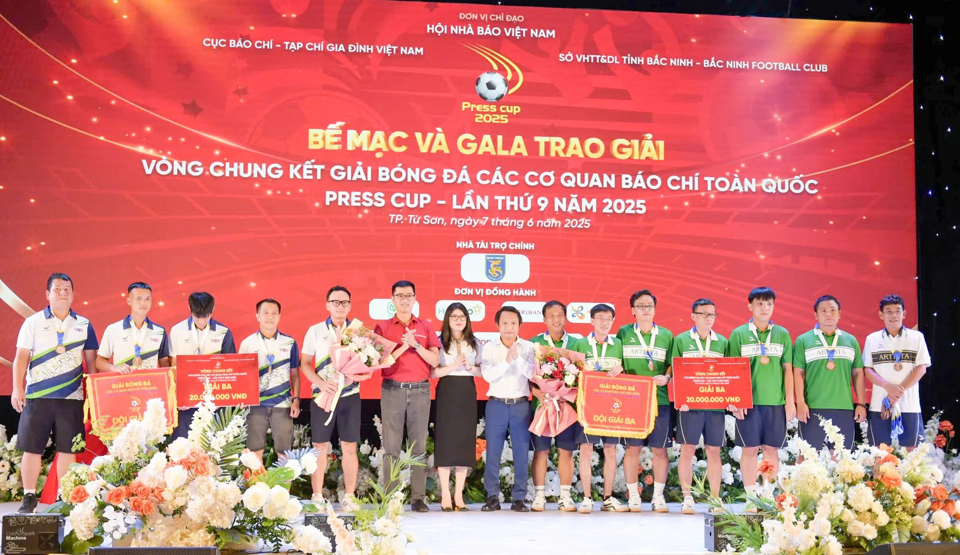 Bà Phan Thị Quỳnh Mai - Phó Vụ trưởng Vụ báo chí xuất bản (Ban Tuyên giáo và Dân vận Trung ương) trao giải Ba cho hai đội FC Đài Tiếng nói Việt Nam (VOV) và FC Liên quân Báo Pháp luật TP. Hồ Chí Minh - Znews.