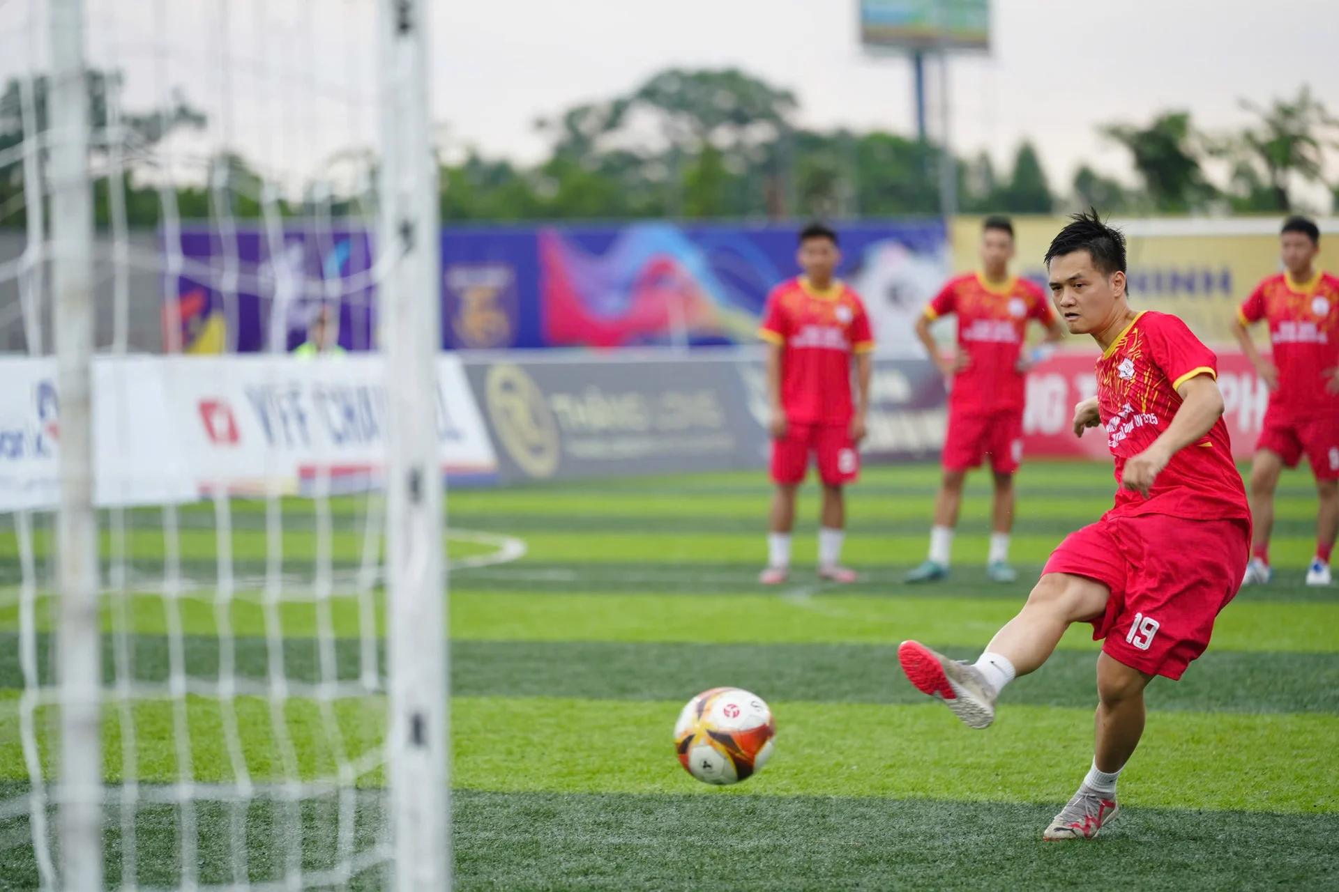 FC Trung tâm PTTH Quân đội và FC Liên đoàn Báo chí Thái Lan bước vào loạt luân lưu cân não để tìm chủ nhân chiếc siêu cúp báo chí