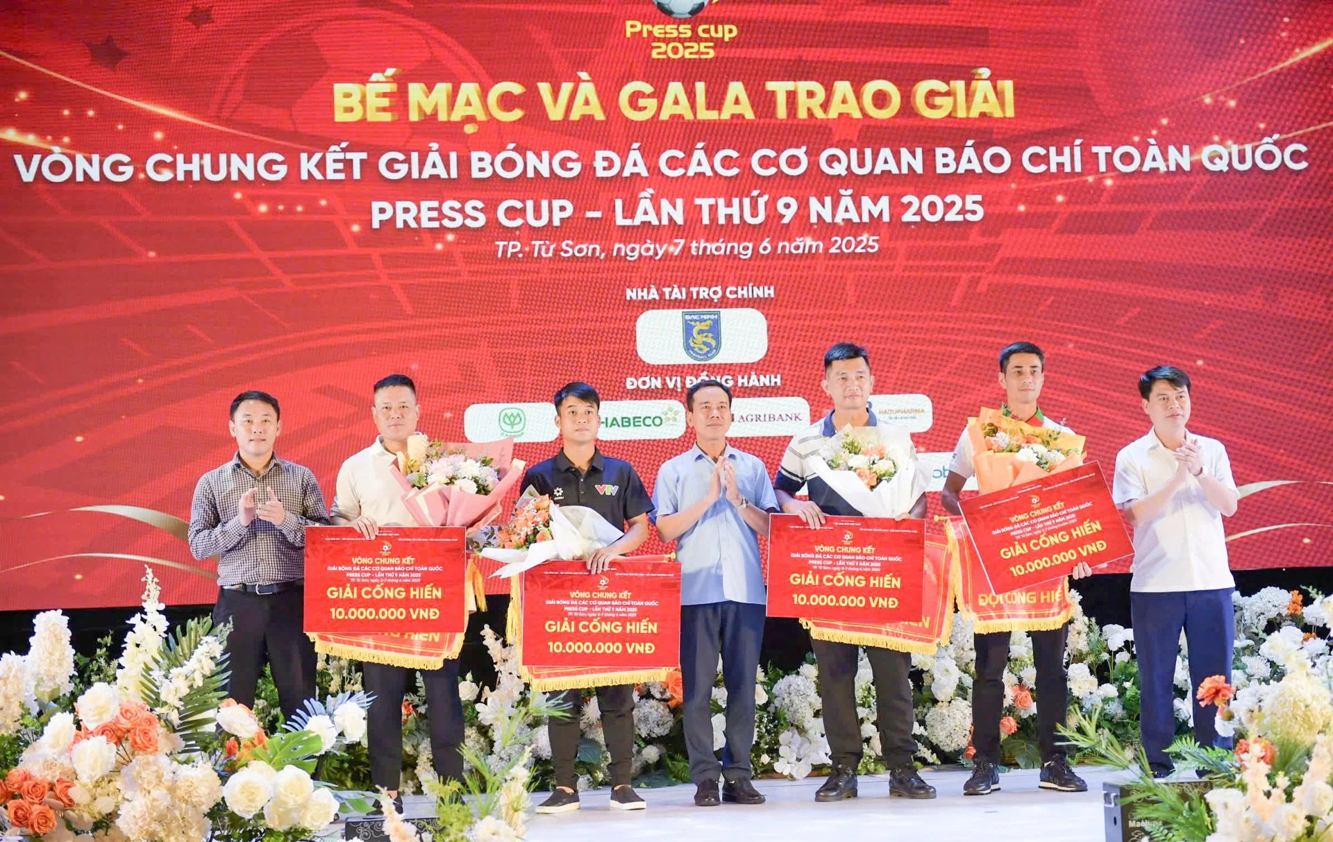 Đại diện Ban Tổ chức Press Cup 2025 trao Giải cống hiến cho các đội bóng tham dự giải.