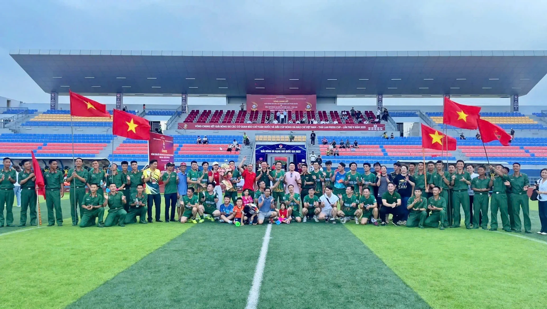 Khoảnh khắc FC Trung tâm Phát thanh - Truyền hình Quân đội hát vang 'Như có Bác Hồ trong ngày vui đại thắng' ăn mừng chức vô địch Press Cup 2025
