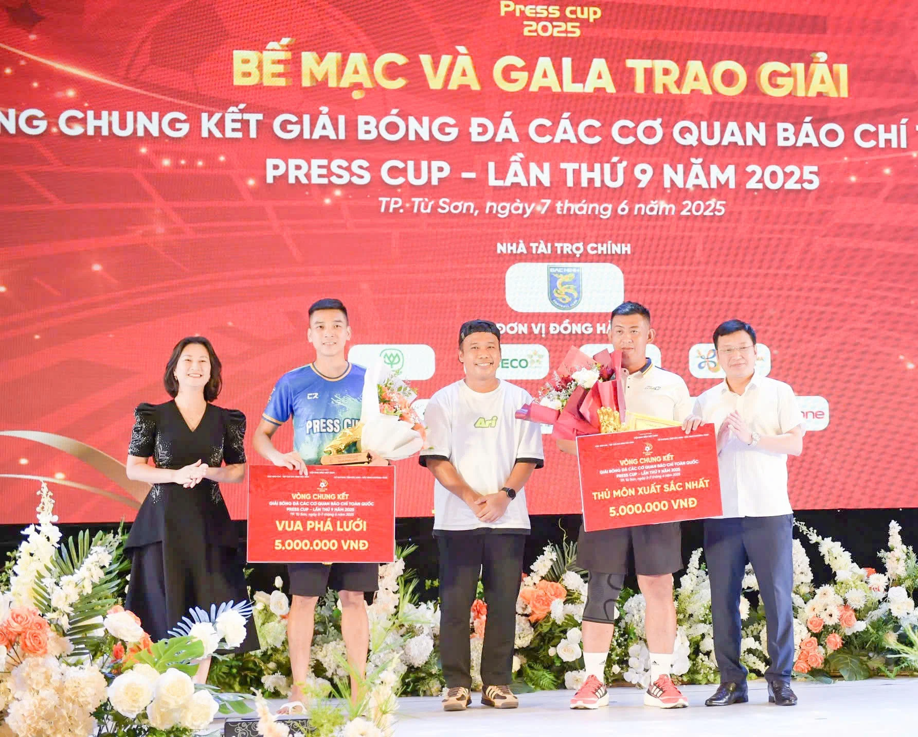 Cựu tuyển thủ đội tuyển Thái Lan Thonglao trao giải Vua phá lưới và giải Thủ môn Xuất sắc nhất cho các cầu thủ.