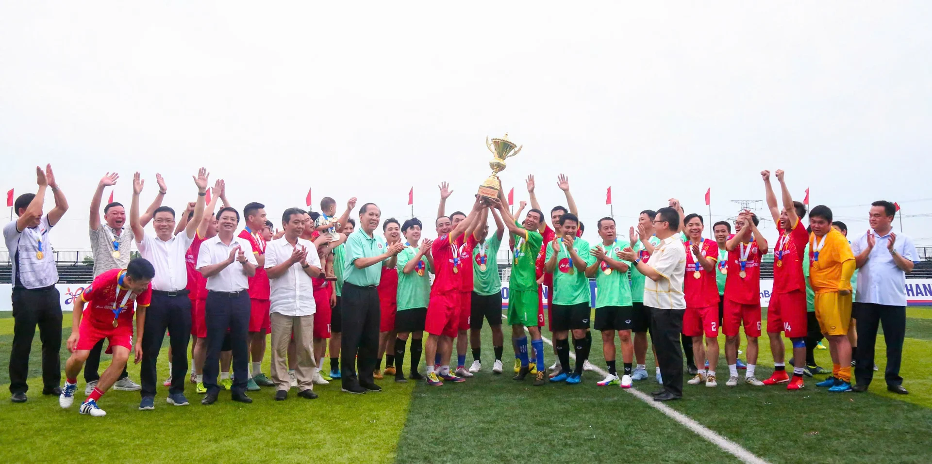 Ban huấn luyện và các cầu thủ FC Trung tâm PTTH Quân đội nâng cao siêu cúp báo chí Việt Nam - Thái Lan