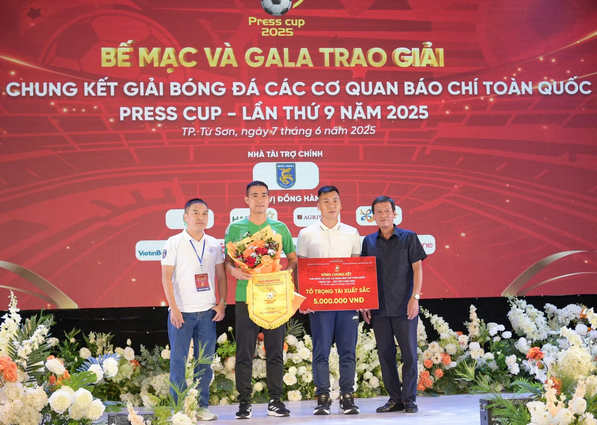 Đại diện Ban Tổ chức trao giải cho Tổ trọng tài xuất sắc nhất Press Cup 2025.