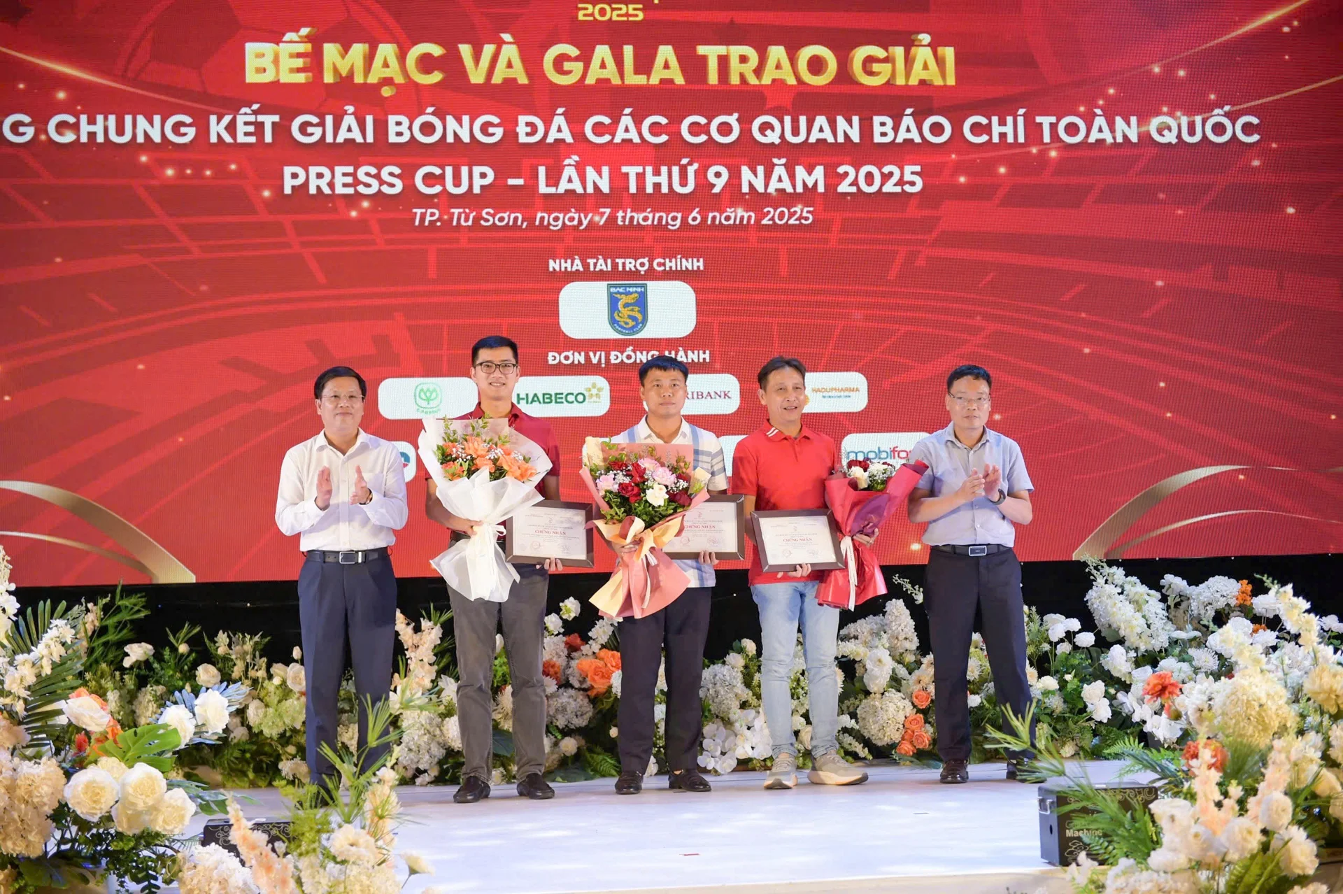 Nhà báo Hồ Minh Chiến - Tổng biên tập Tạp chí Gia đình Việt Nam, Trưởng Ban Tổ chức Press Cup 2025 và ông Đặng Khắc Lợi - Phó Cục trưởng Cục Báo chí (Bộ Văn hóa Thể thao và Du lịch) tặng hoa và tri ân các đơn vị, doanh nghiệp đồng hành, tài trợ cho giải.