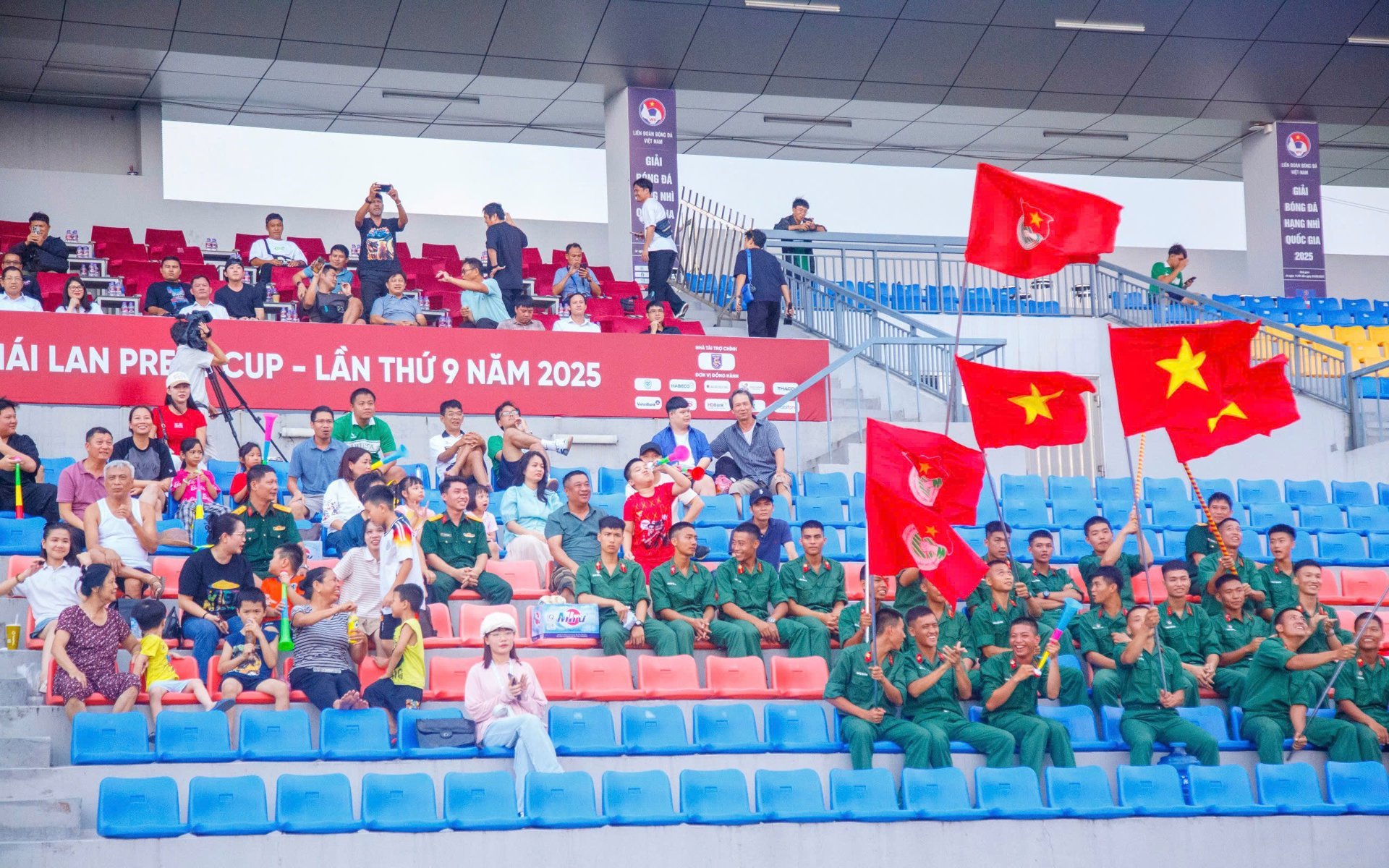 Trên khán đài, hàng trăm cổ động viên cổ vũ cho 2 đội