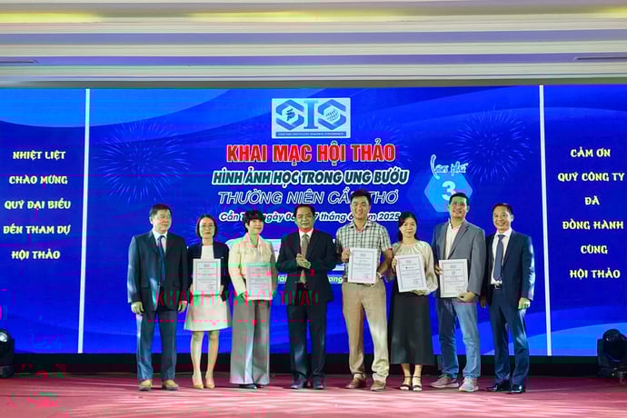 Ban tổ chức trao Giấy chứng nhận đến các đơn vị đã đồng hành cùng hội thảo