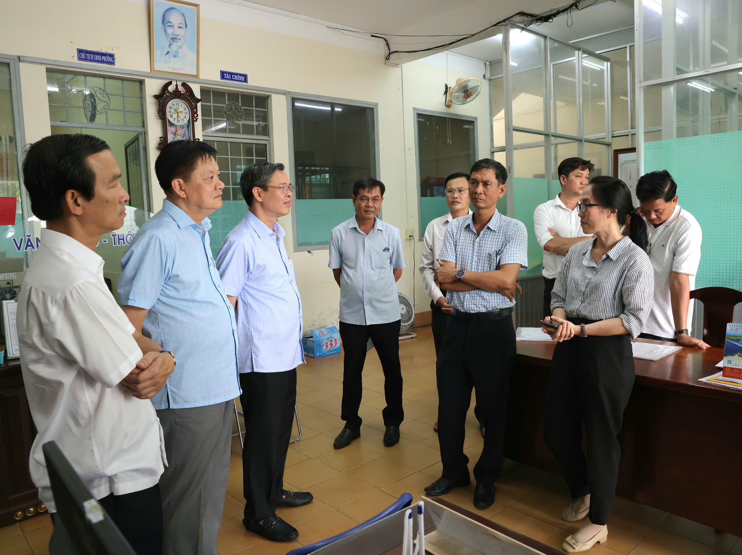Chủ tịch UBND TP Cần Thơ Trương Cảnh Tuyên kiểm tra nơi dự kiến bố trí trụ sở Công an phường Thới An Đông.