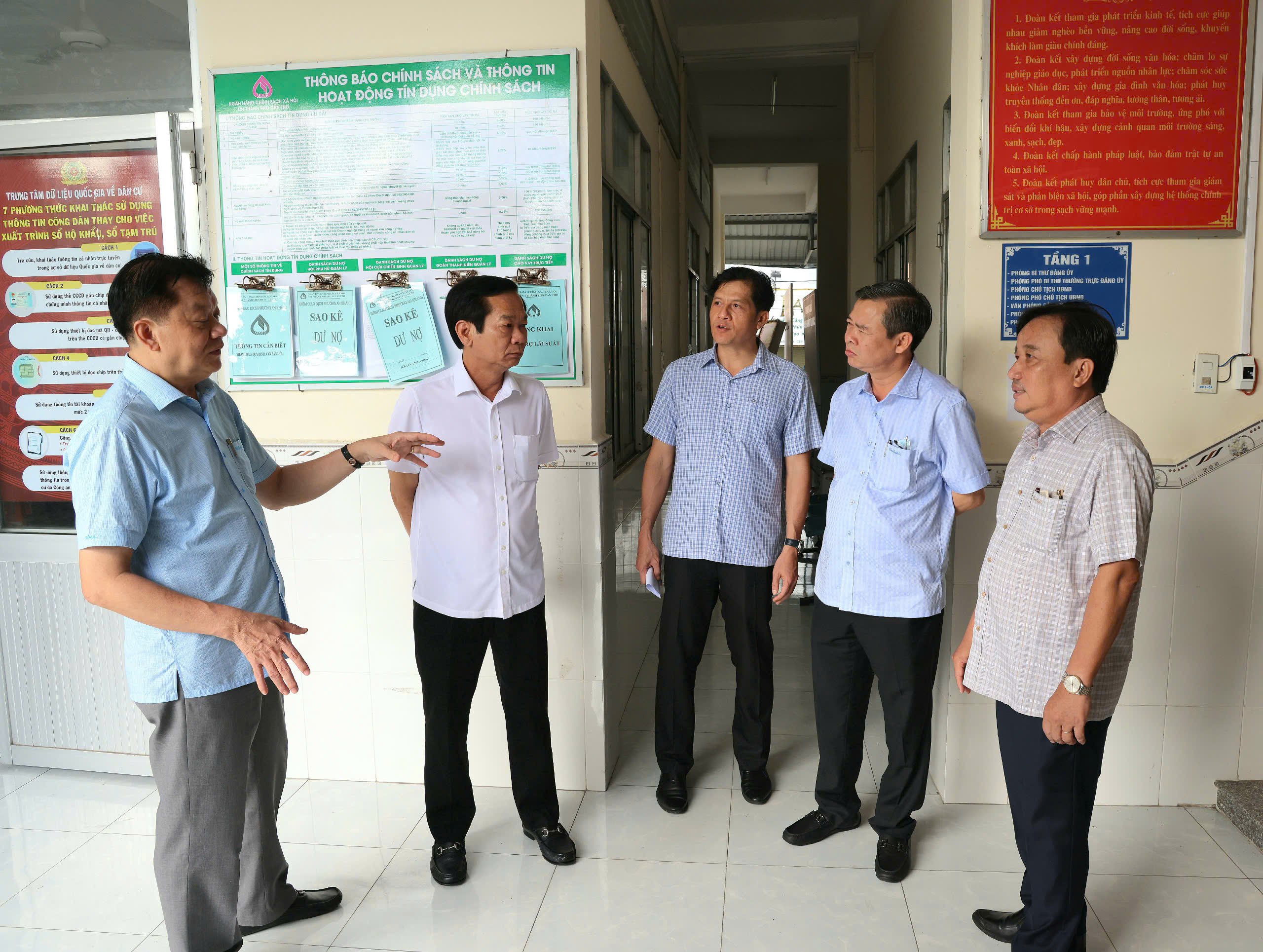 Bí thư Thành ủy Cần Thơ Đỗ Thanh Bình (thứ hai từ trái sang) và Chủ tịch UBND TP Cần Thơ Trương Cảnh Tuyên (thứ hai từ phải sang) kiểm tra tại trụ sở phường An Khánh nơi dự kiến bố trí làm trụ sở UBND phường Tân An.