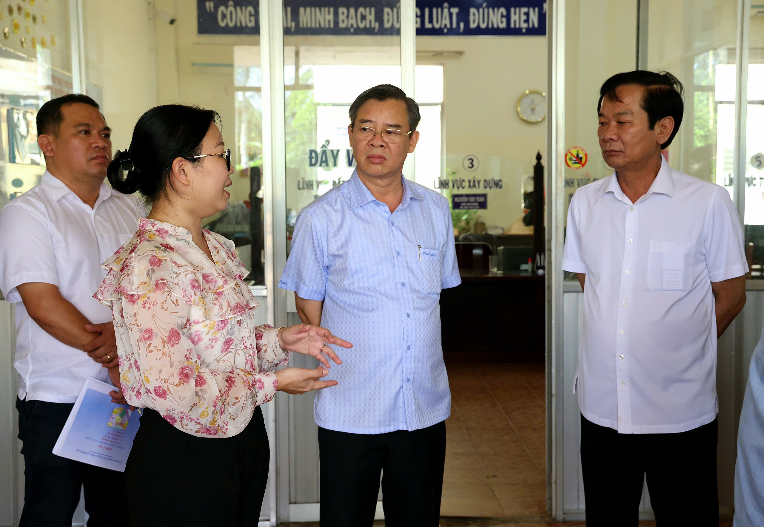 Bà Trần Thị Vĩnh Nghi - Ủy viên BTV Thành ủy, Bí thư Huyện ủy Thới Lai báo cáo tiến độ chuẩn bị đến ngày 1/7 đảm bảo 100% các xã đi vào hoạt động.