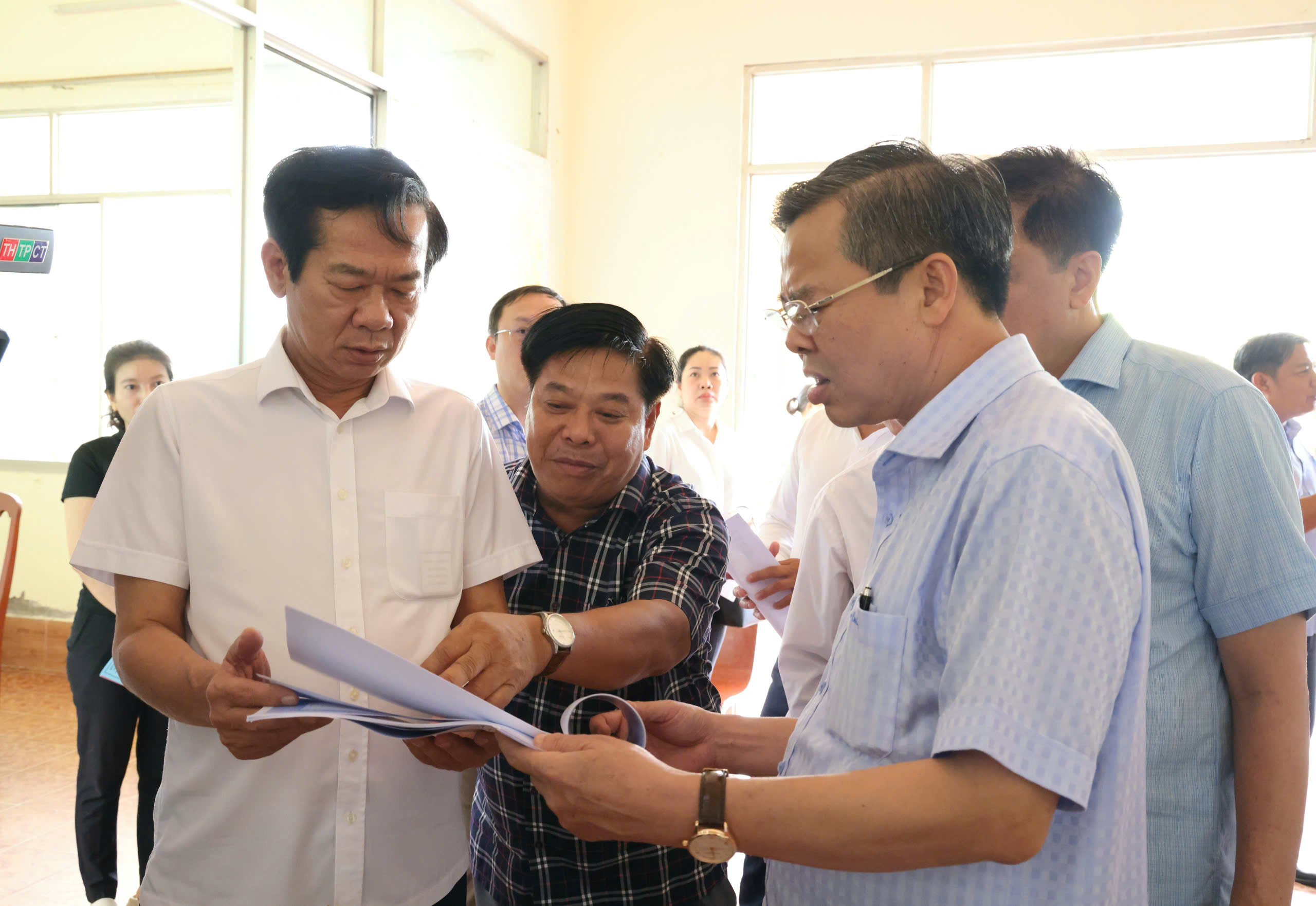 Bí thư Thành ủy Cần Thơ Đỗ Thanh Bình và Chủ tịch UBND TP Cần Thơ Trương Cảnh Tuyên kiểm tra tại trụ sở xã Định Môn.