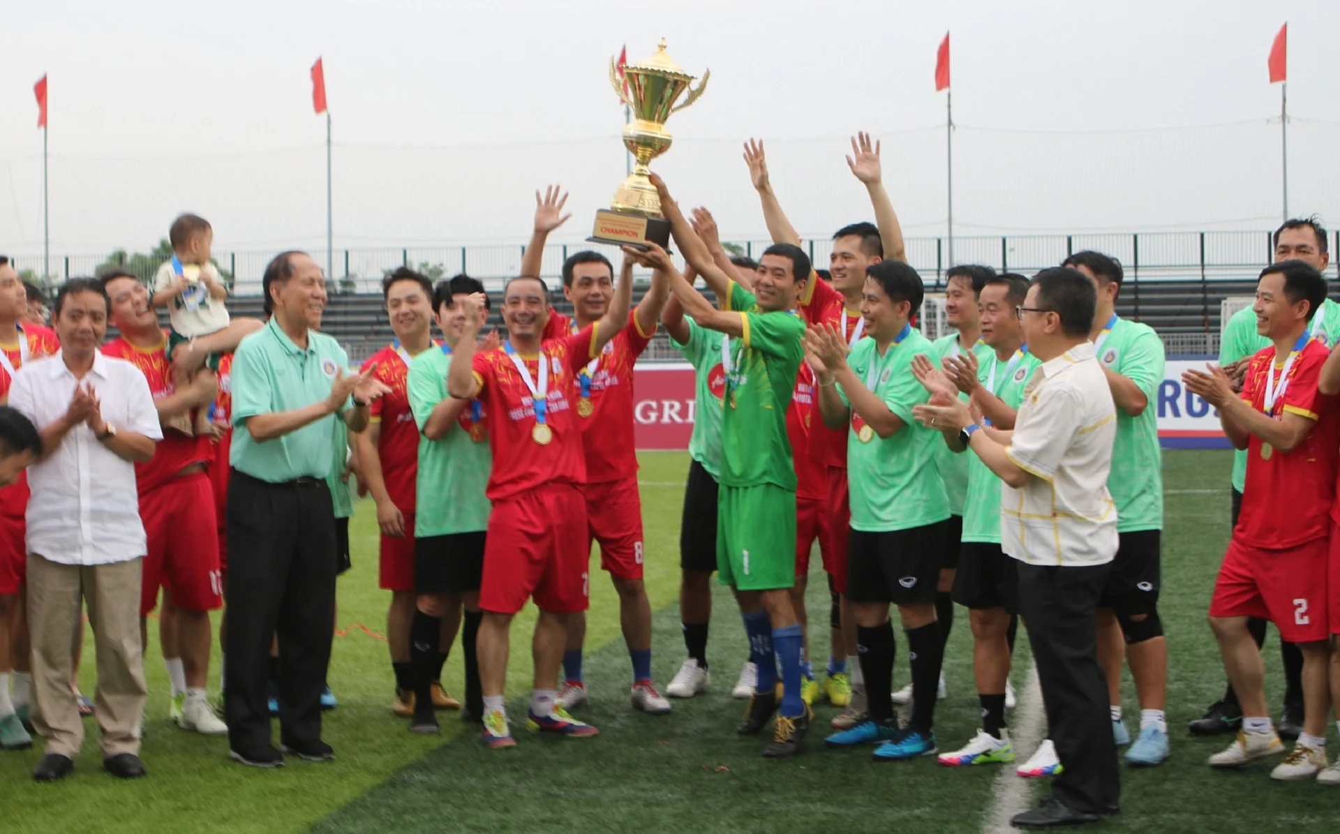 Trong loạt sút luân lưu đầy may rủi, FC Trung tâm Phát thanh - Truyền hình Quân đội đã giành chiến thắng với tỷ số 3 - 2 trước đối thủ FC Liên đoàn Báo chí Thái Lan để nâng cao 'Siêu cúp báo chí' Việt Nam - Thái Lan.