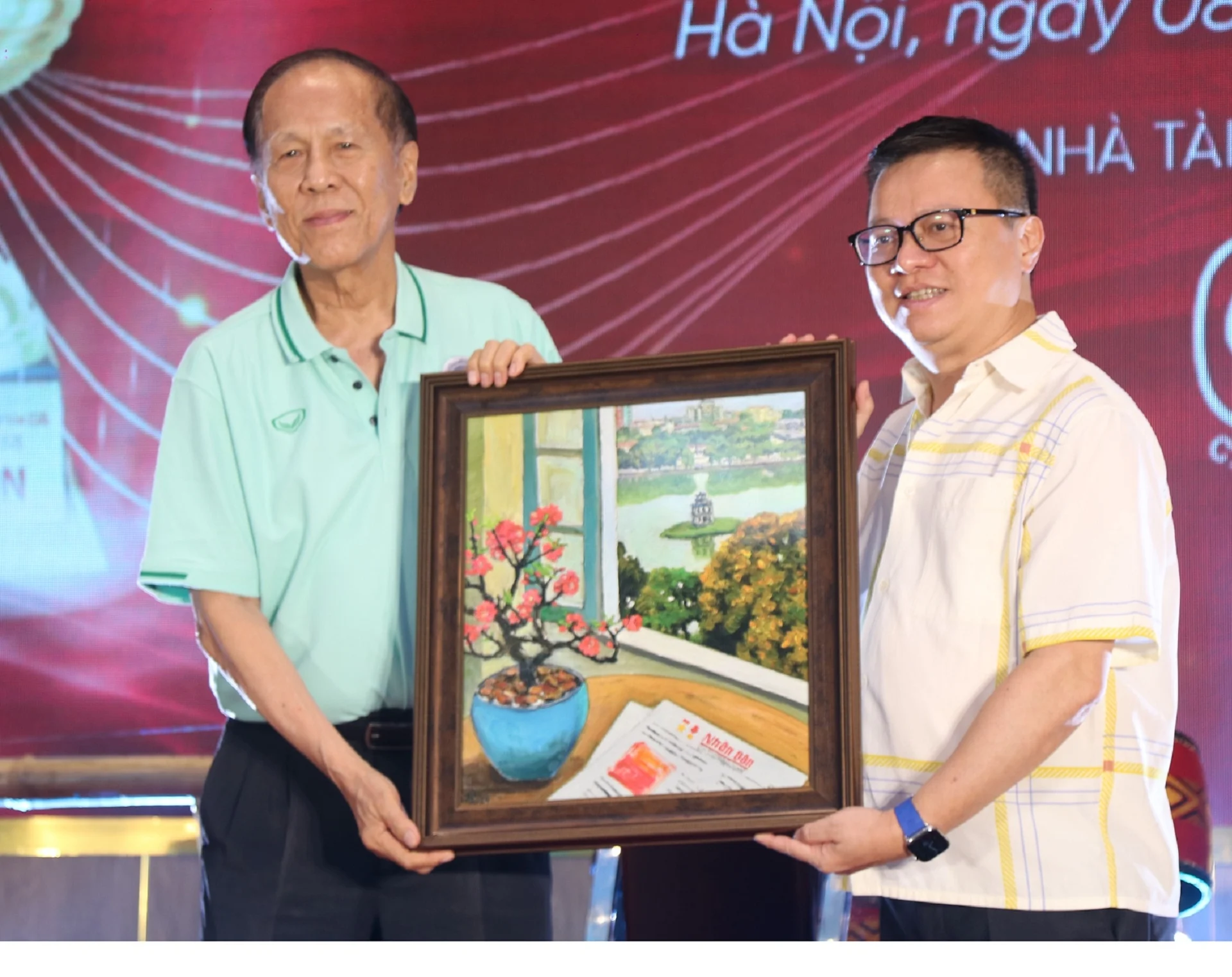 Ông Lê Quốc Minh - Tổng Biên tập Báo Nhán Dân tặng quà lưu niệm cho ông Nakorn Veerapravati – Chủ tịch Liên đoàn nhà báo Thái Lan (CTJ), Chủ tịch Hội Nhà báo Thái Lan trực thuộc Hoàng gia Thái Lan.