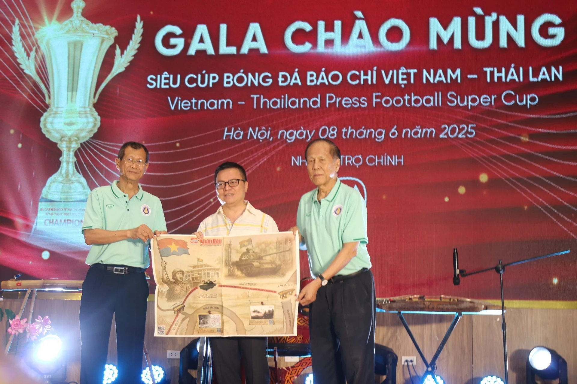 Lãnh đạo Hội Nhà báo Việt Nam tặng quà lưu niệm cho lãnh đạo Hội Nhà báo Thái Lan tại chương trình.