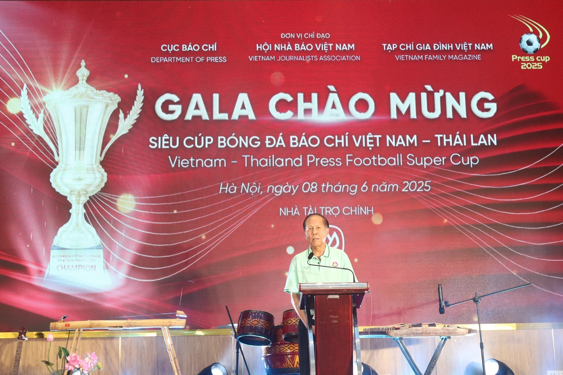 Ông Nakorn Veerapravati – Chủ tịch Liên đoàn nhà báo Thái Lan (CTJ), Chủ tịch Hội Nhà báo Thái Lan trực thuộc Hoàng gia Thái Lan cho rằng trận giao hữu 'Siêu cúp báo chí' Việt Nam - Thái Lan là một cầu nối ý nghĩa, giúp những người làm báo giữa hai quốc gia thêm hiểu nhau, thêm gắn bó.
