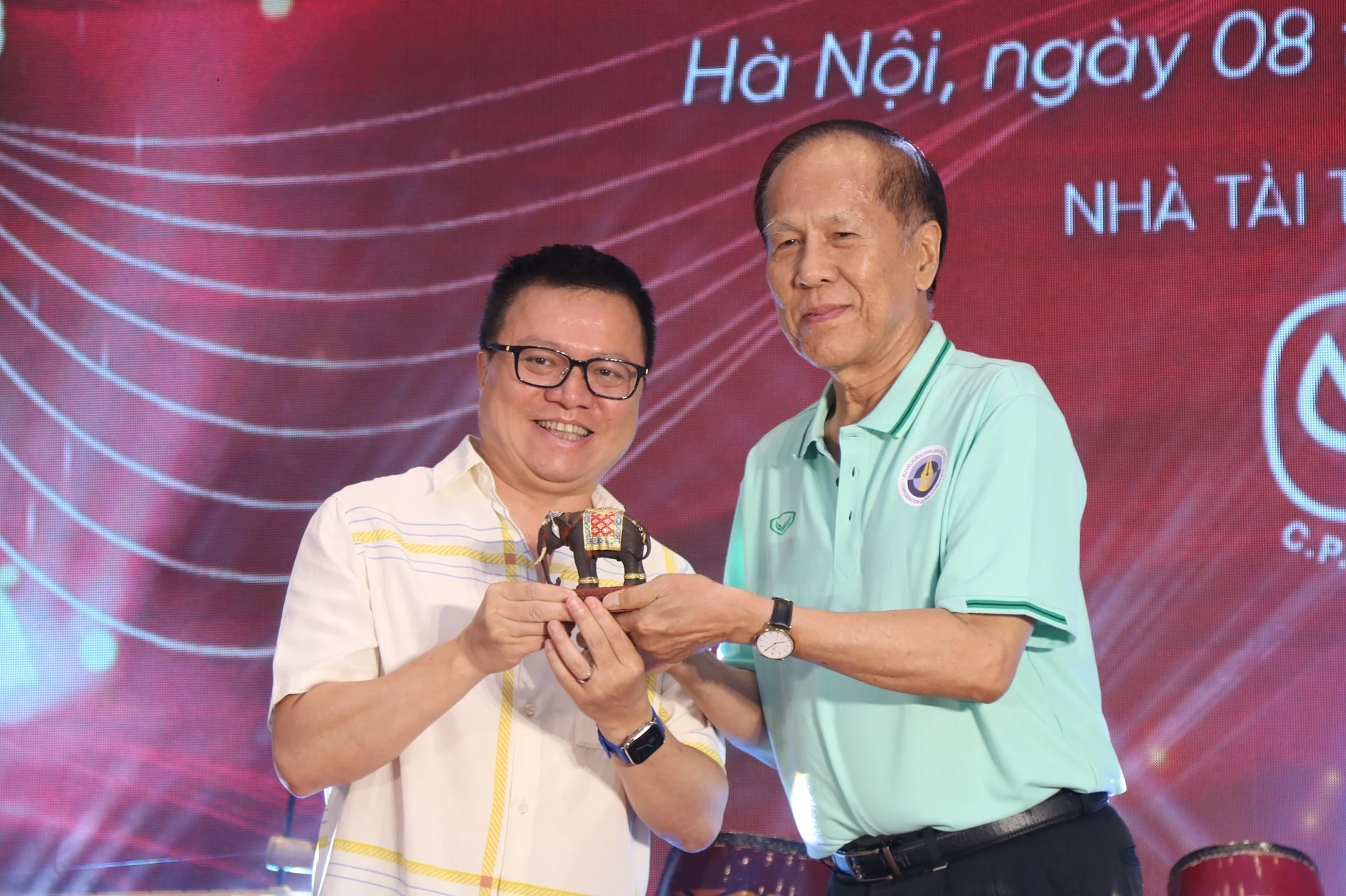 Ông Nakorn Veerapravati – Chủ tịch Liên đoàn nhà báo Thái Lan (CTJ), Chủ tịch Hội Nhà báo Thái Lan trực thuộc Hoàng gia Thái Lan tặng 'linh vật voi' là biểu tượng của sức mạnh, sự thịnh vượng và hạnh phúc cho Chủ tịch Hội Nhà báo Việt Nam Lê Quốc Minh.
