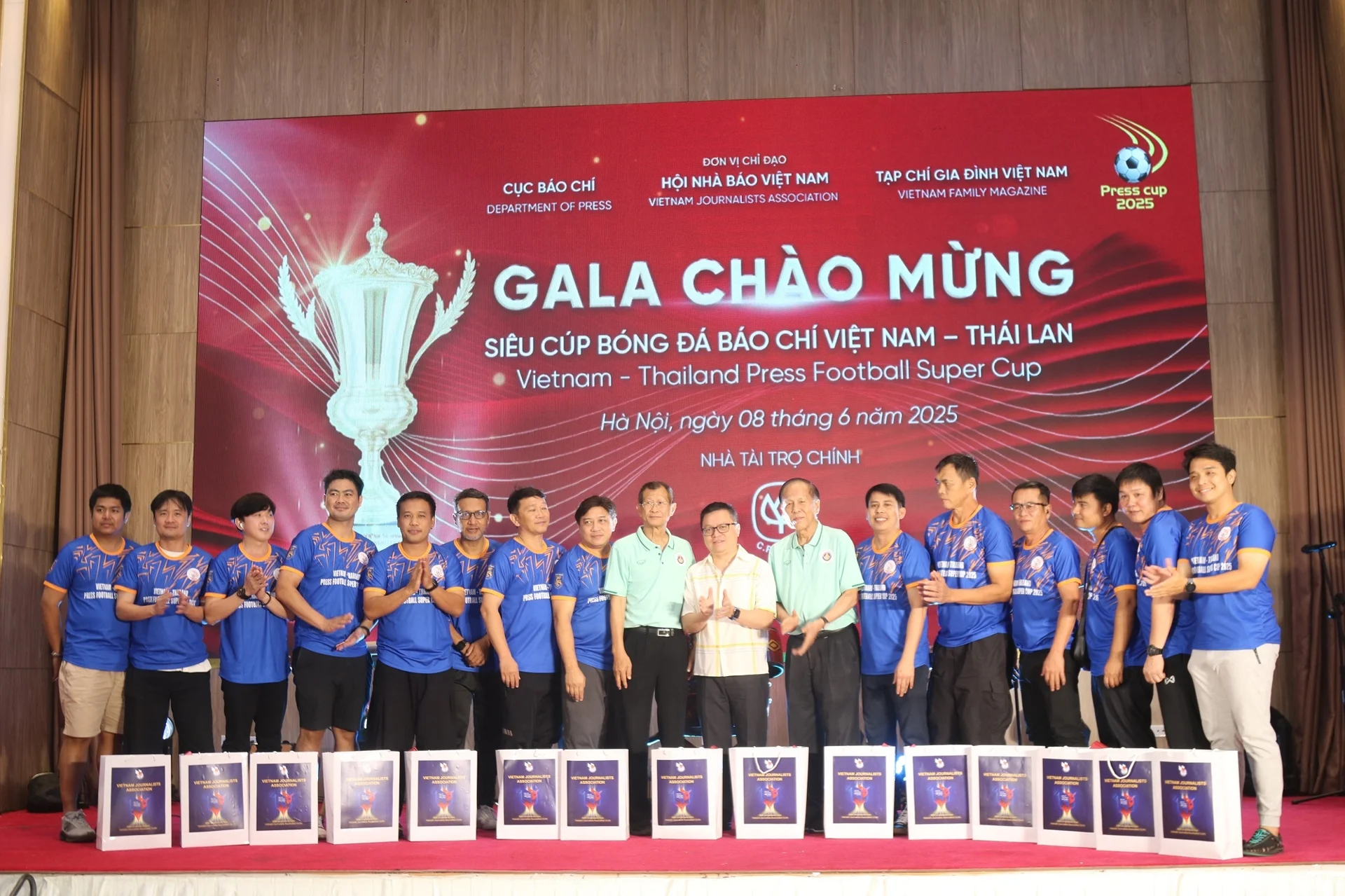 Tổng Biên tập Báo Nhân Dân Lê Quốc Minh tặng quà lưu niệm cho các thành viên đoàn báo chí Thái Lan.