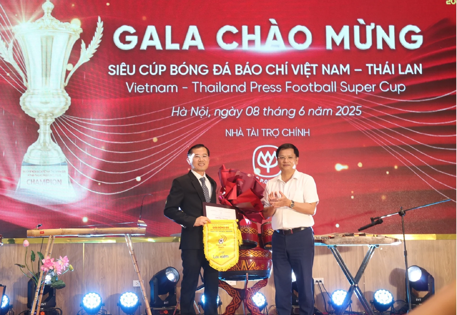 Nhà báo Hồ Minh Chiến - Tổng biên tập Tạp chí Gia đình Việt Nam, Trưởng Ban Tổ chức Press Cup 2025 tặng hoa và quà lưu niệm cho đại diện nhà tài trợ của chương trình.