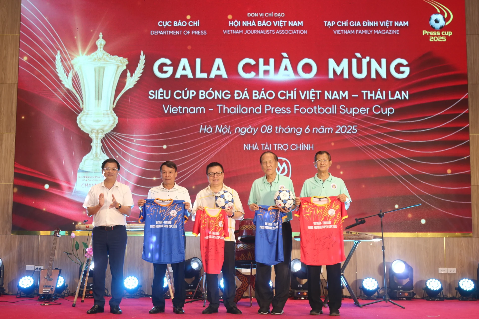 Nhà báo Hồ Minh Chiến - Tổng biên tập Tạp chí Gia đình Việt Nam, Trưởng Ban Tổ chức Press Cup 2025 tặng quà lưu niệm cho lãnh đạo Hội Nhà báo Việt Nam và lãnh đạo Hội Nhà báo Thái Lan.