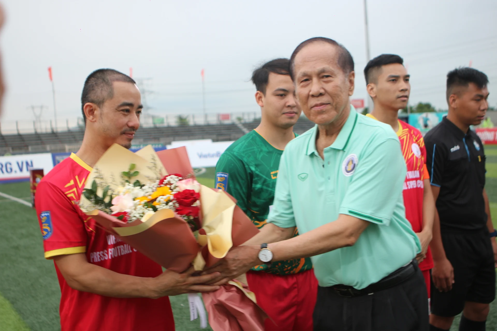 Ông Nakorn Veerapravati – Chủ tịch Liên đoàn nhà báo Thái Lan (CTJ), Chủ tịch Hội Nhà báo Thái Lan trực thuộc Hoàng gia Thái Lan tặng hoa cho đại diện FC Trung tâm Phát thanh - Truyền hính Quân đội trong trận tranh 'Siêu cúp báo chí' Việt Nam - Thái Lan.