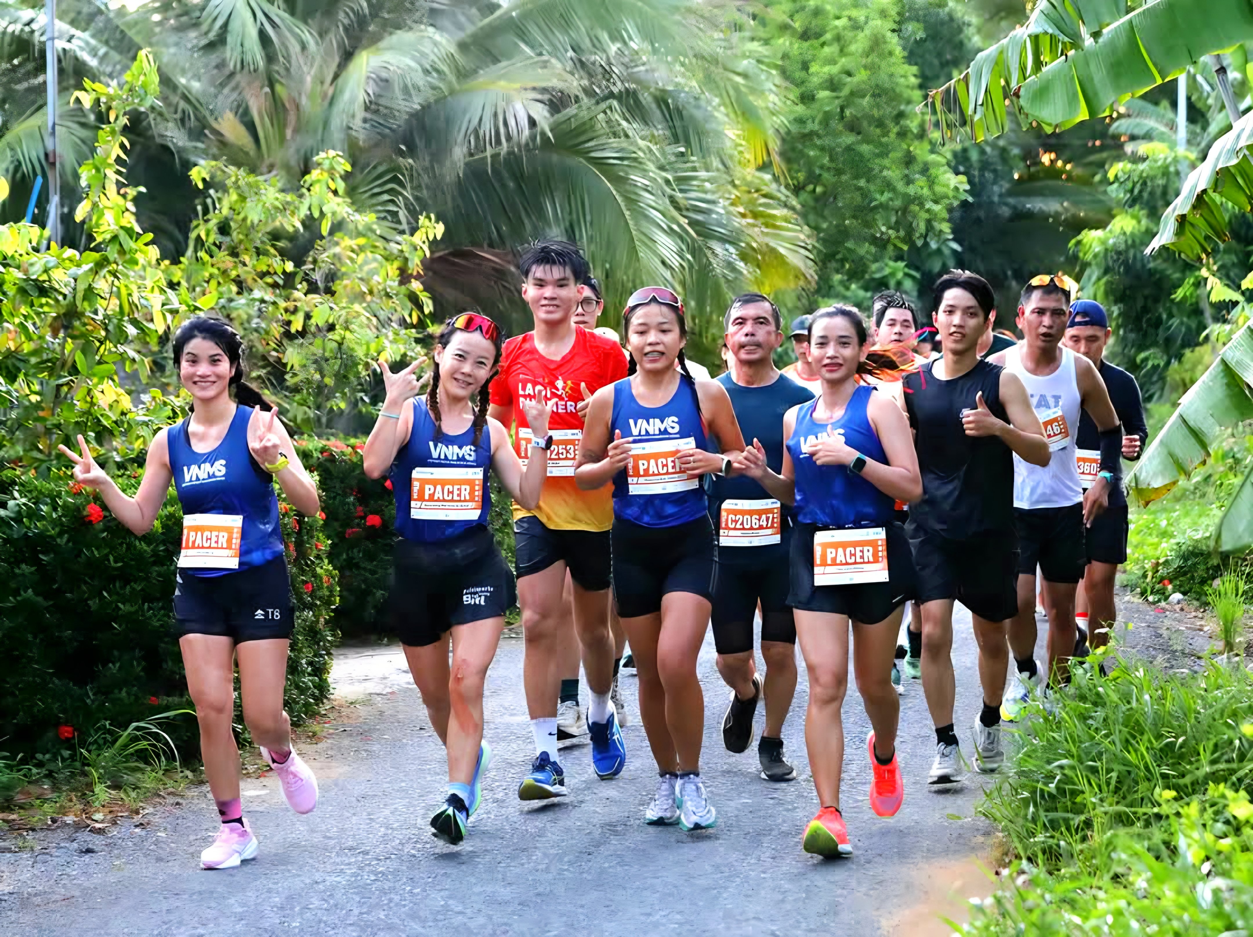 Đường chạy sẽ bao gồm những cung đường quanh những cánh đồng xanh mướt, trải dài, những thôn xóm bình yên, mộc mạc, những dòng kênh quanh co, uốn lượn như bức tranh tiêu biểu về miền quê Hậu Giang.