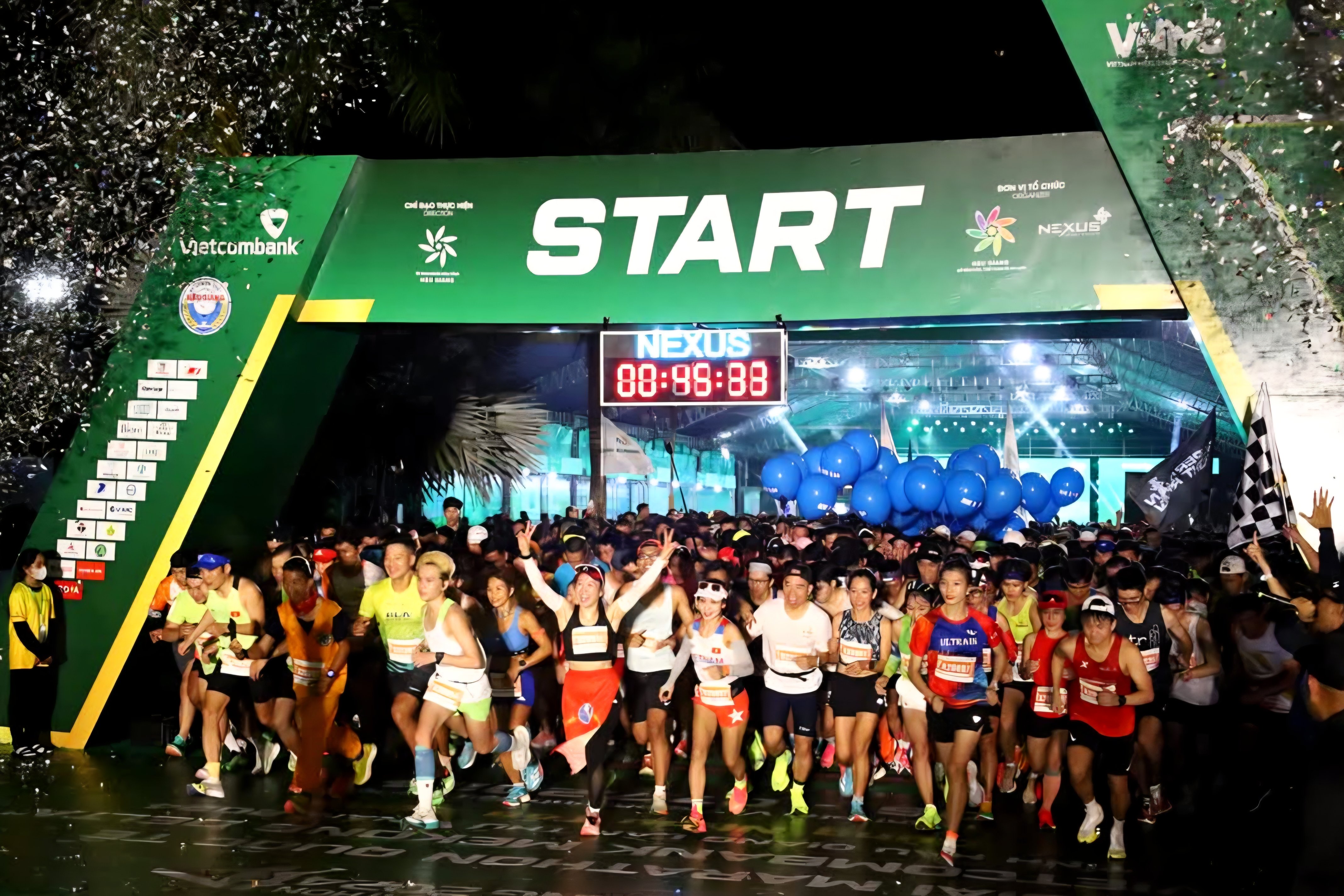 Mekong Delta Marathon Hậu Giang 2025 với chủ đề 'Cùng bạn tỏa sáng - Shine with you' thông điệp minh chứng cho giá trị đồng hành cùng nhau.