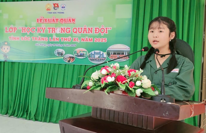 Em Sơn Phan Kim Ngân - đại diện cho 92 chiến sĩ nhí phát biểu tại Lễ xuất quân