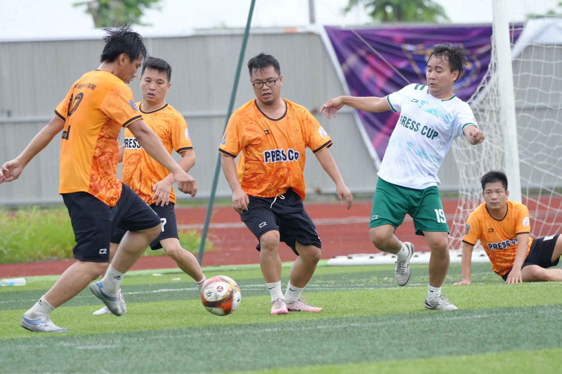 Dù chưa thể tạo nên bất ngờ trong lần đầu tiên tham dự nhưng FC Báo Nông nghiệp và Môi trường đã ghi dấn ấn với khán giả Press Cup 2025 bởi lối chơi cống hiến, fairplay