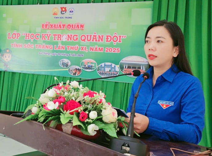 Chị Triệu Thị Ngọc Diễm, Bí thư Tỉnh đoàn Sóc Trăng phát biểu tại Lễ xuất quân lớp Học kỳ trong quân đội