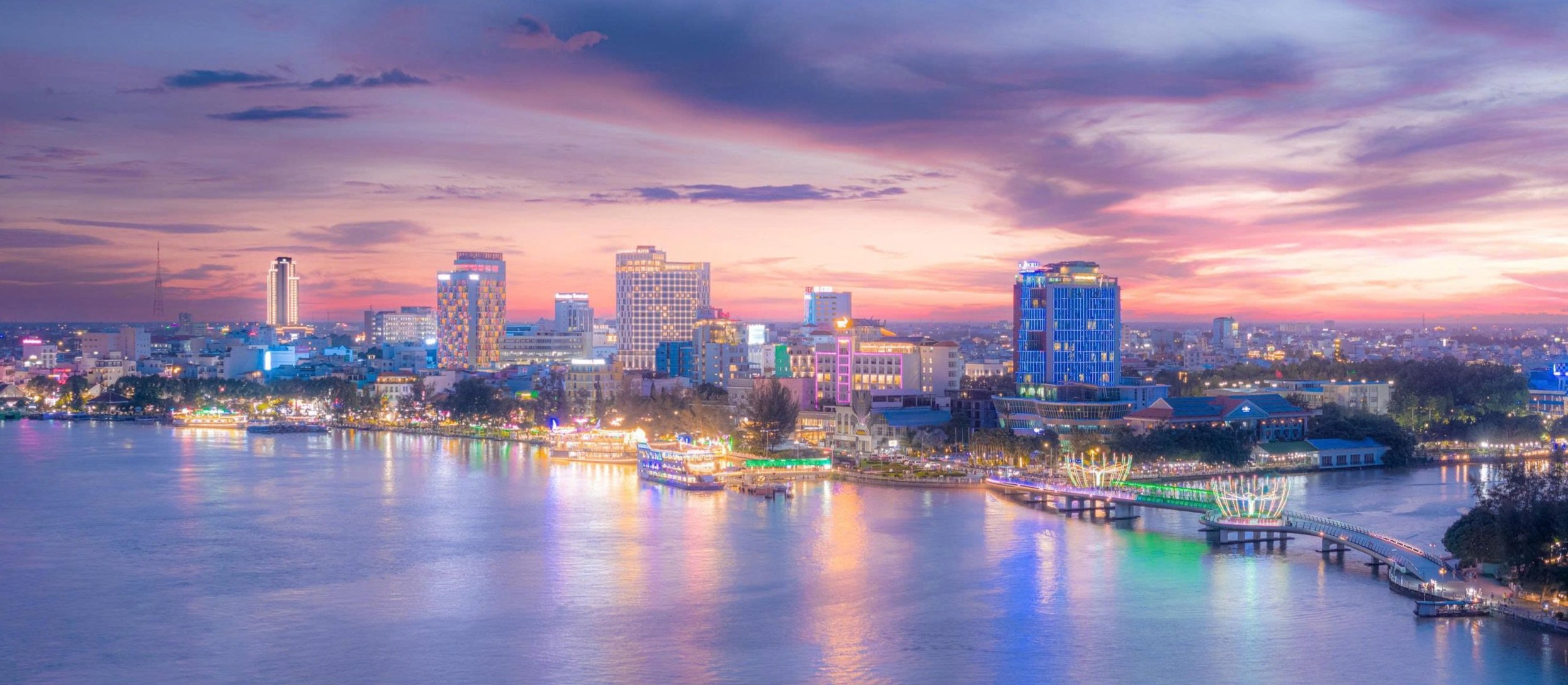 Tổng Bí thư Tô Lâm nhấn mạnh, TP. Cần Thơ mới cần chủ động chuyển mình từ vai trò “một trung tâm hành chính lớn' sang một trung tâm kinh tế tri thức - đổi mới sáng tạo - logistics - giáo dục - y tế và tài chính của toàn vùng. Ảnh: Mai Hoài Thương.