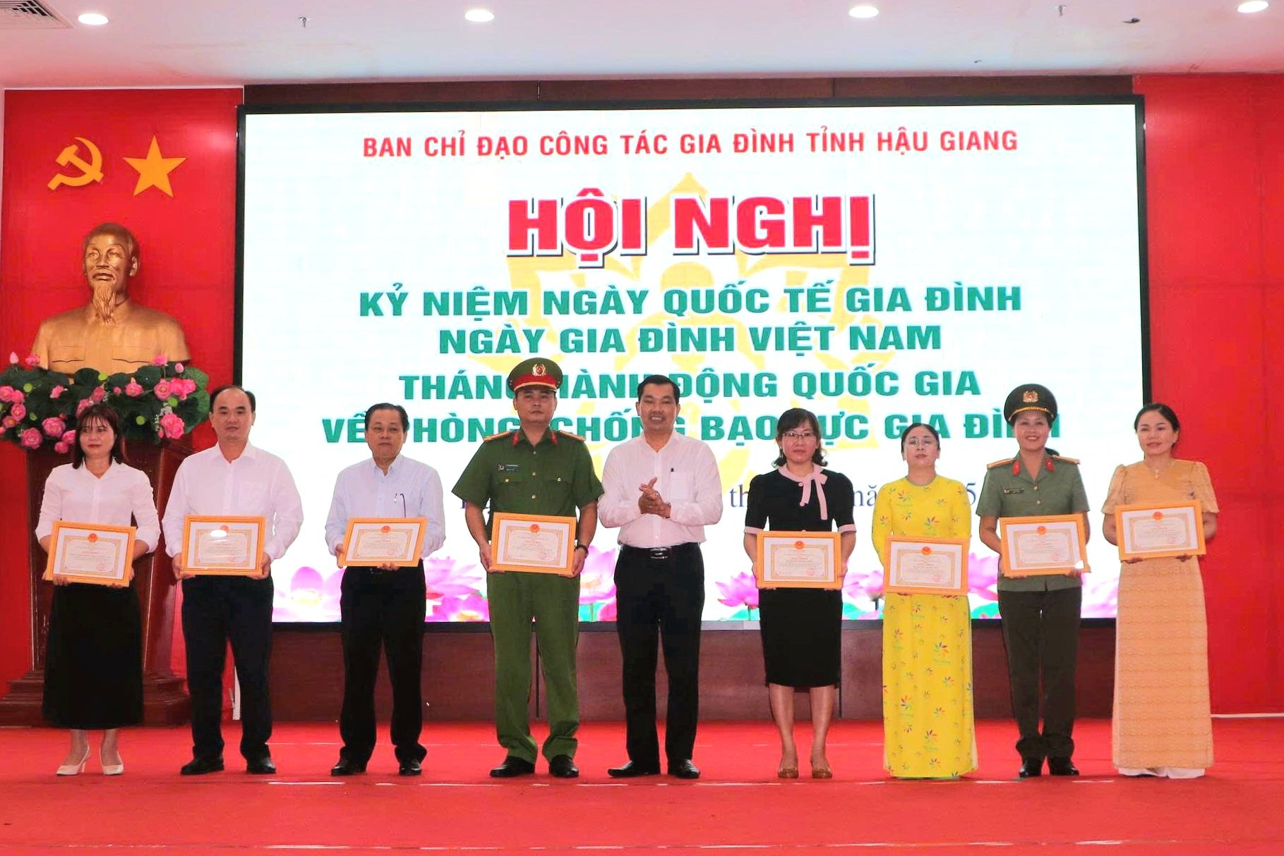 Ông Lê Minh Tuấn - Phó Giám đốc Sở Văn hoá, Thể thao và Du lịch, Phó Ban Chỉ đạo công tác gia đình tỉnh Hậu Giang trao giấy khen của Sở VHTT&DL cho các tập thể và cá nhân có thành tích trong công tác gia đình năm 2024.