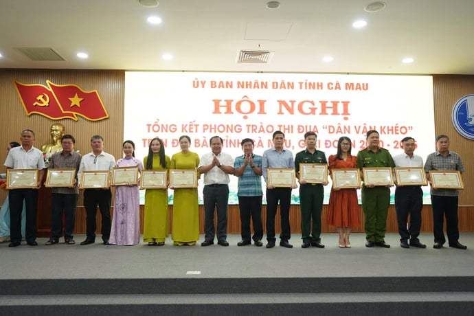 Ông Nguyễn Minh Luân - Phó Chủ tịch UBND tỉnh Cà Mau trao tặng Bằng khen cho 20 cá nhân đã đạt thành tích tiêu biểu, suất sắc trong triển khai, thực hiện Phong trào thi đua “Dân vận khéo” giai đoạn năm 2020 - 2025.
