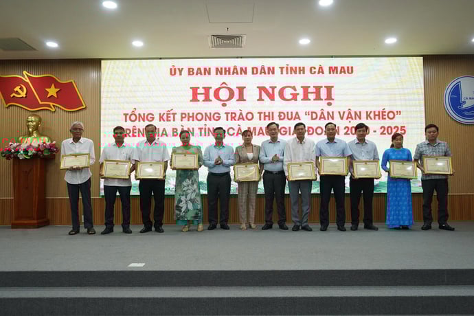 Ông Hồ Trung Việt - Trưởng Ban Tuyên giáo và Dân vận Tỉnh ủy Cà Mau trao tặng Bằng khen cho 10 tập thể đã đạt thành tích tiêu biểu, suất sắc trong triển khai, thực hiện Phong trào thi đua “Dân vận khéo” giai đoạn năm 2020 - 2025.