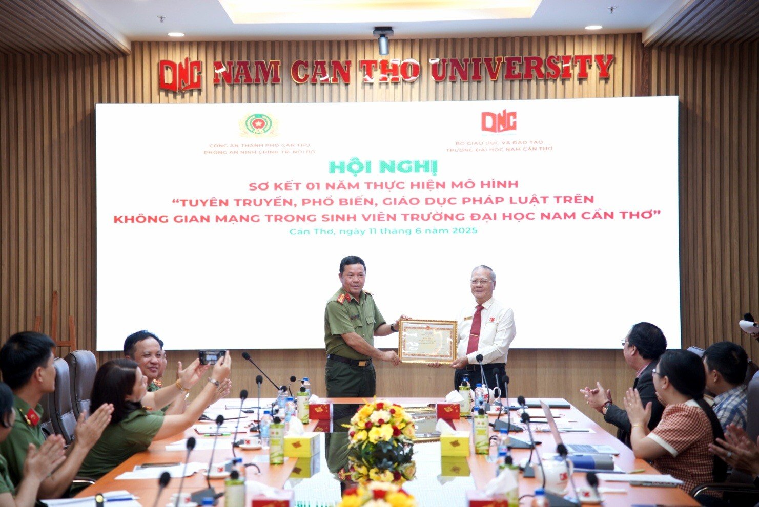 Thượng tá Nguyễn Hoàng Phúc - Trưởng phòng An ninh chính trị nội bộ Công an TP Cần Thơ đại diện trao tặng Bằng khen của Bộ Công an cho Trường Đại học Nam Cần Thơ vì đã có thành tích trong phong trào Bảo vệ An ninh Tổ quốc.