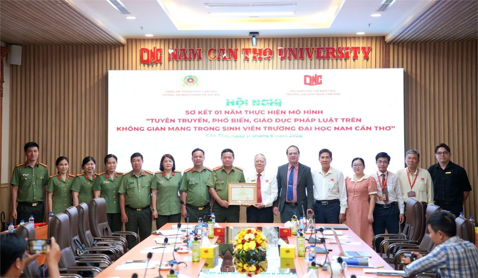 Các đại biểu chụp hình lưu niệm tại hội nghị.