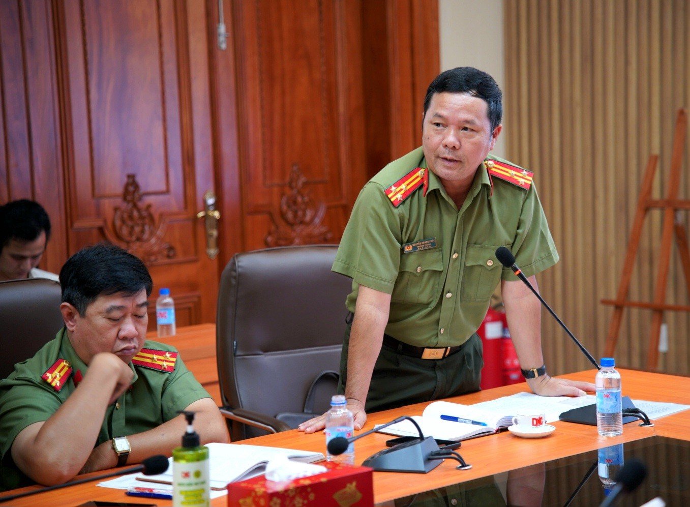 Thượng tá Nguyễn Hoàng Phúc - Trưởng phòng An ninh chính trị nội bộ Công an TP Cần Thơ phát biểu tại hội nghị.