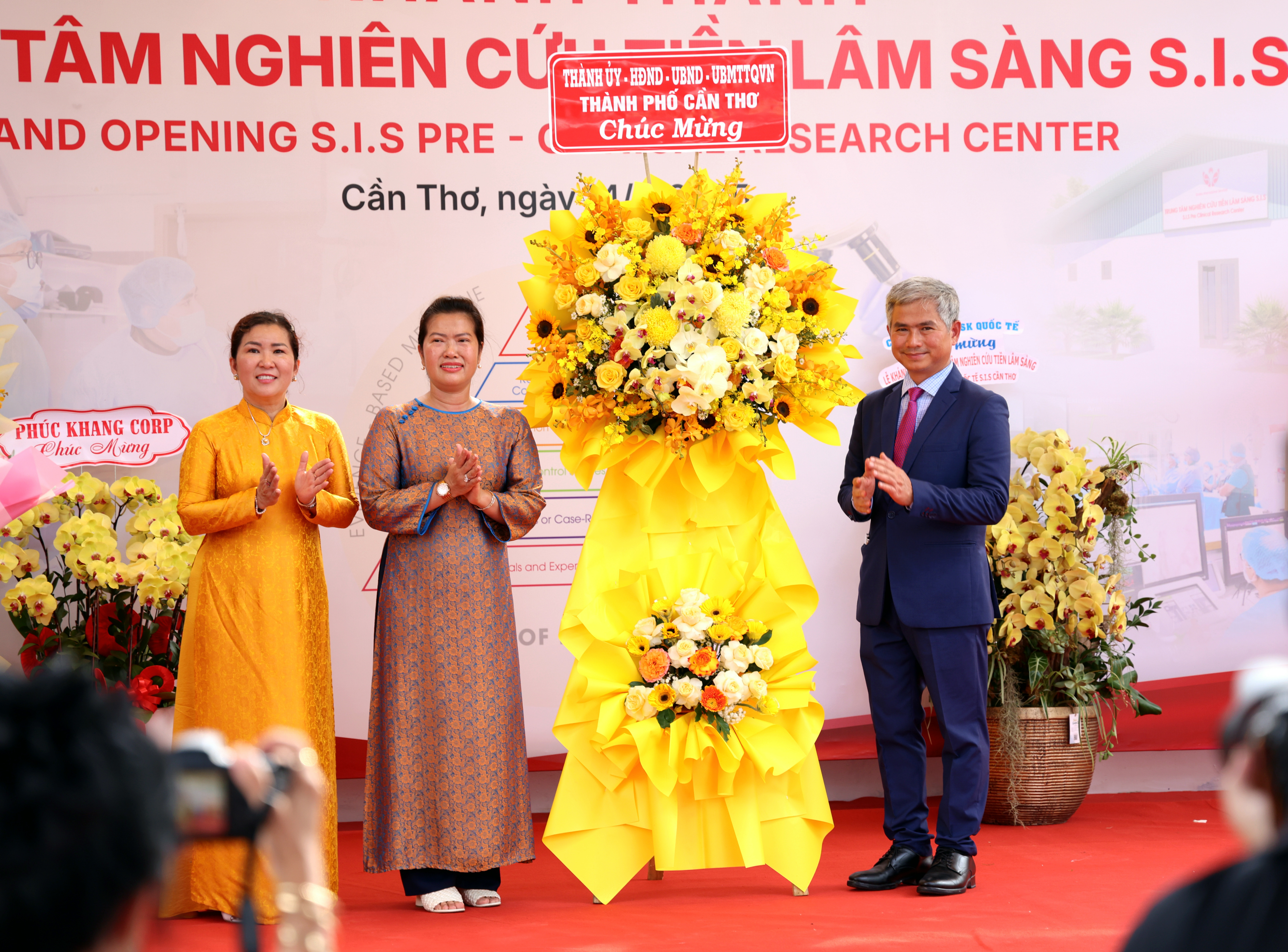 Bà Nguyễn Thị Ngọc Điệp - Phó Chủ tịch UBND TP. Cần Thơ thay mặt Lãnh đạo thành phố tặng hoa chúc mừng.