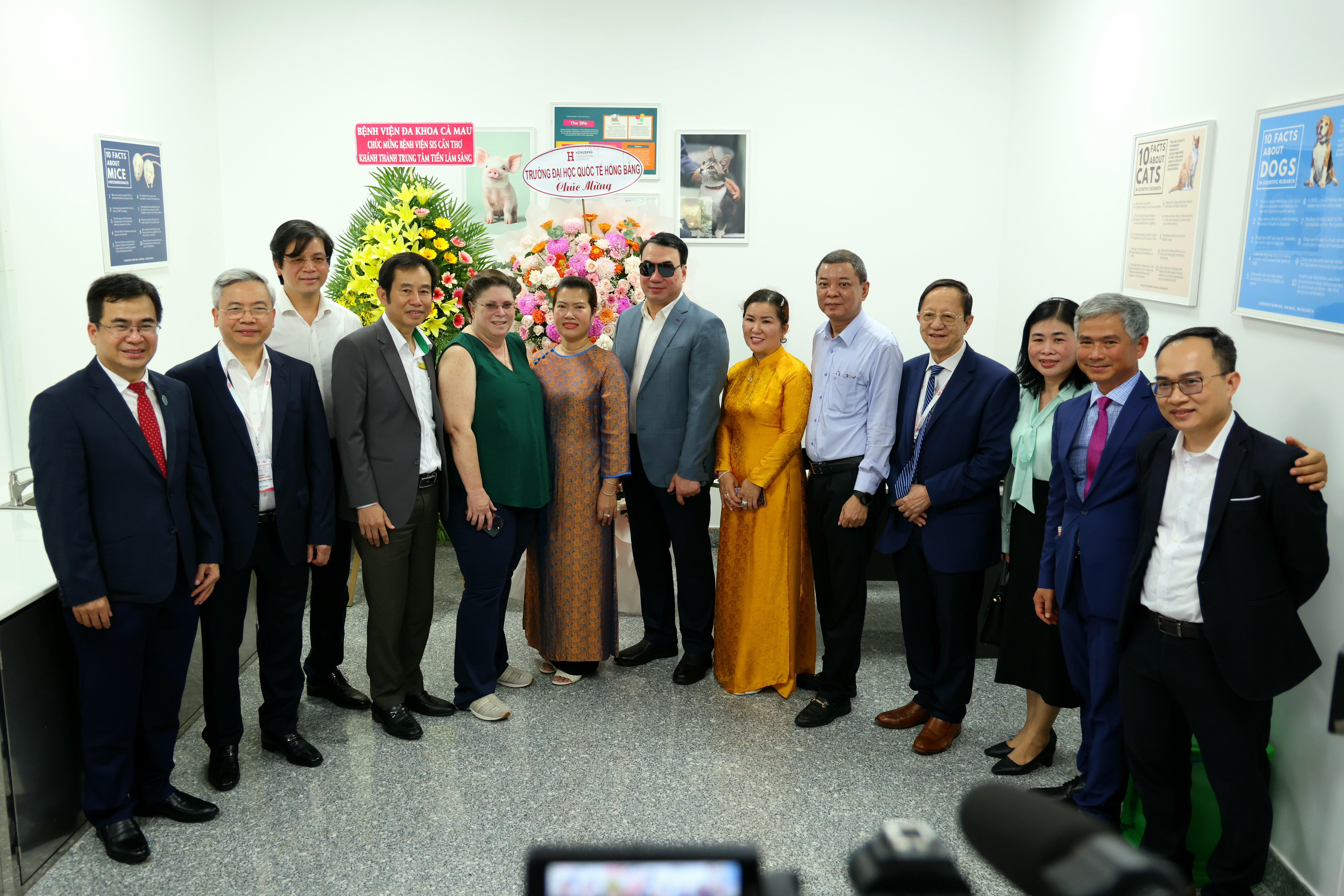 Các đại biểu chụp hình lưu niệm tại Trung tâm Nghiên cứu Tiền lâm sàng S.I.S.