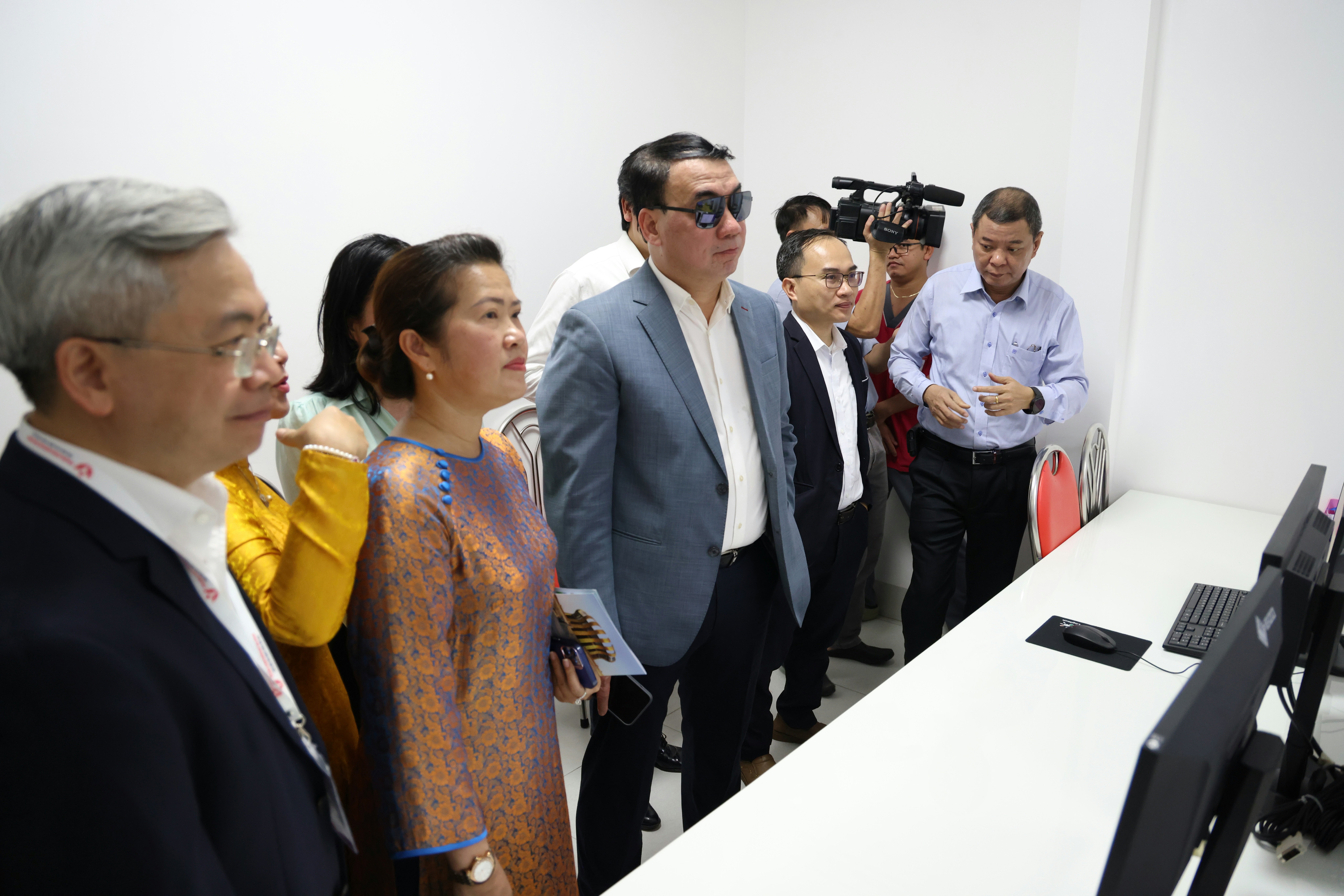 Các đại biểu tham quan Trung tâm Nghiên cứu Tiền lâm sàng S.I.S.