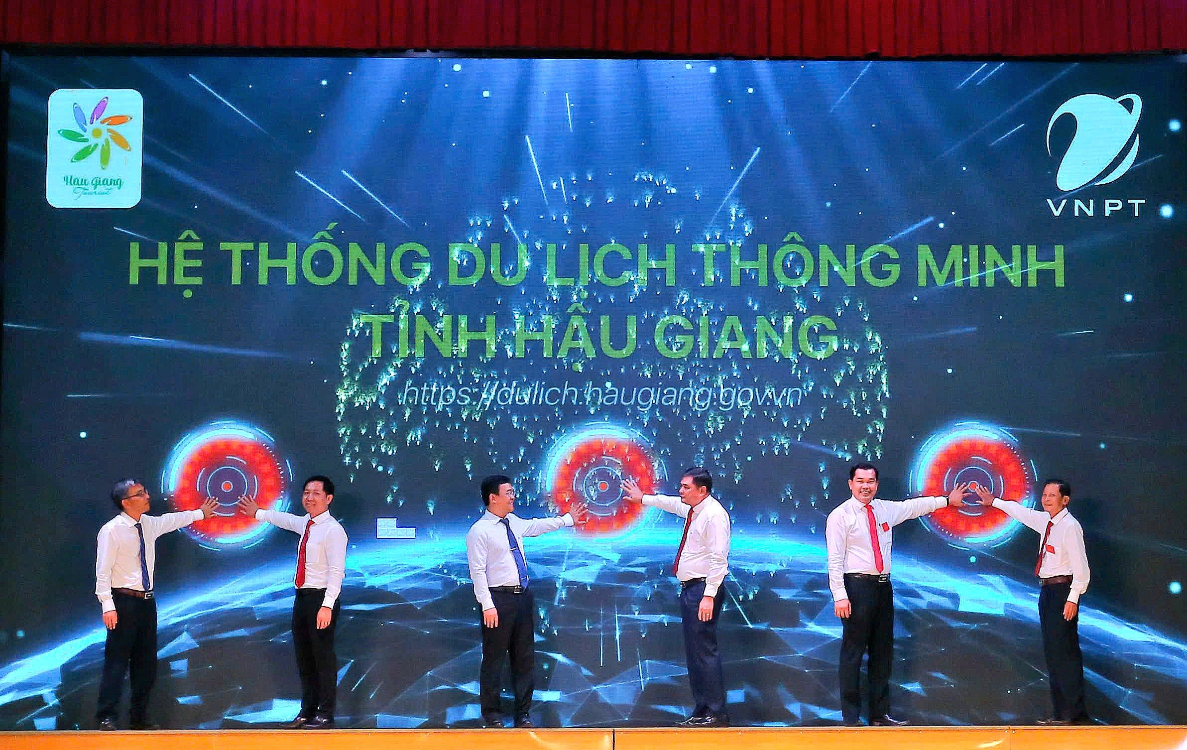 Các đại biểu thực hiện nghi thức ra mắt Hệ thống du lịch thông minh tỉnh Hậu Giang.